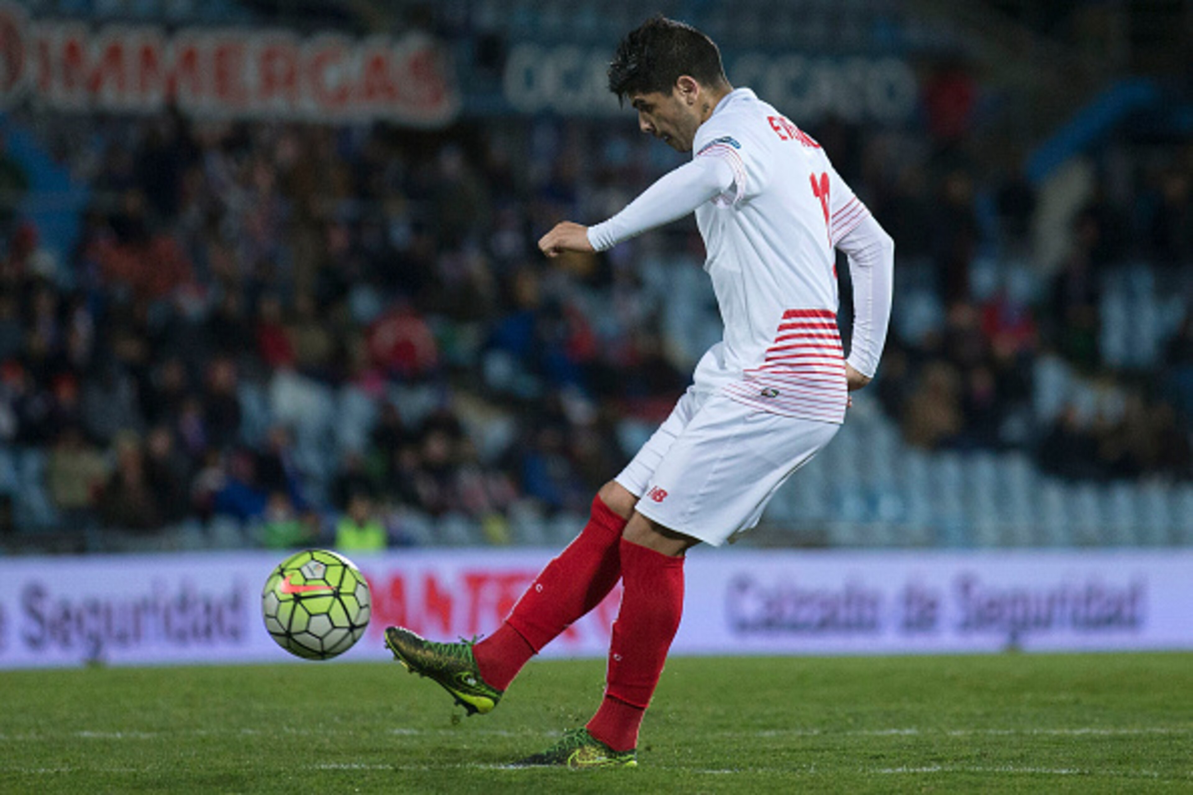 GETAFE, SPAIN - MARCH 05: Ever Banega of Sevilla FC scores their opening goal during the La Liga match between Getafe CF and Sevilla CF at Coliseum Alfonso Perez on March 5, 2016 in Getafe, Spain.  (Photo by Gonzalo Arroyo Moreno/Getty Images)