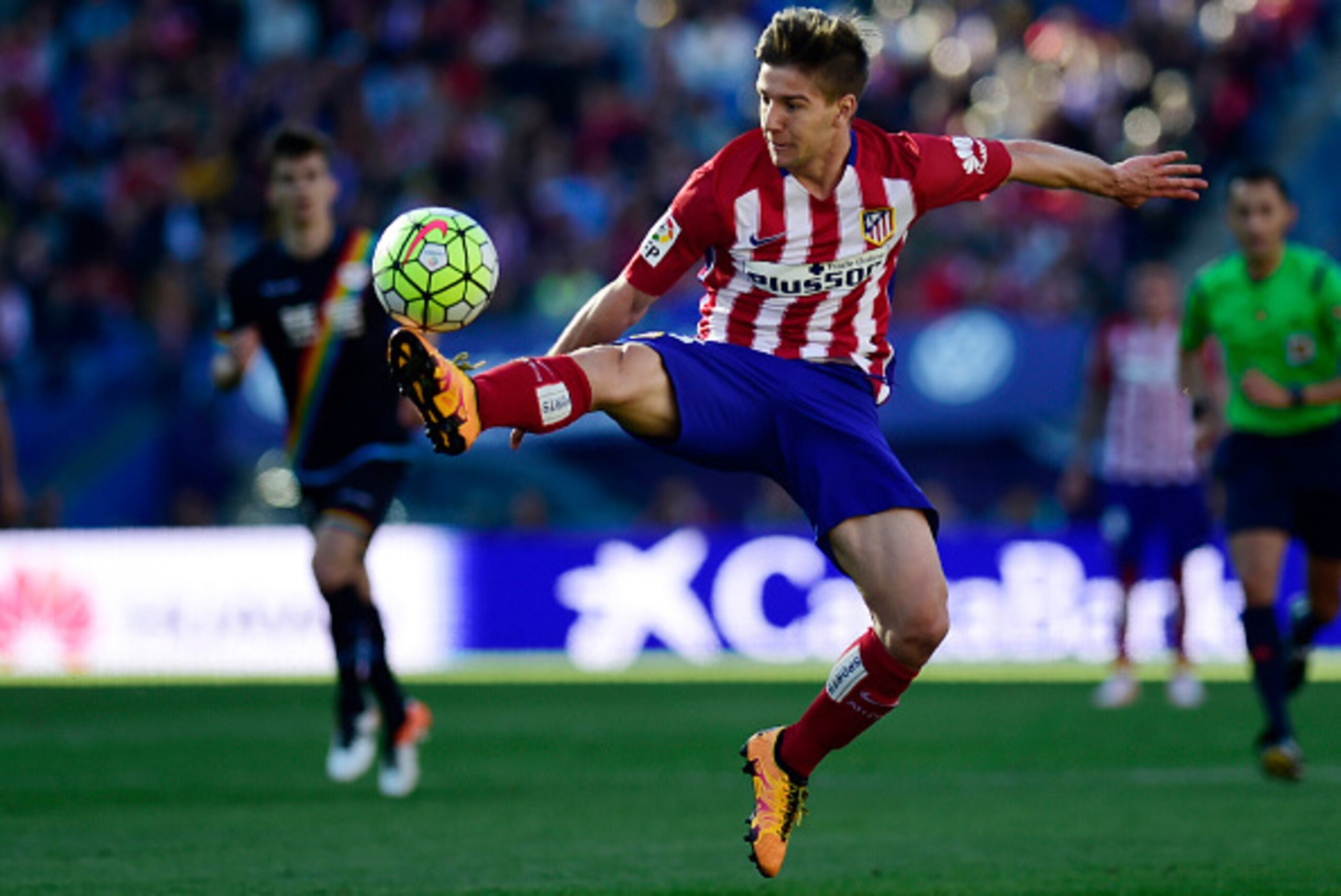 Atletico Madrid's Argentinian forward Luciano Vietto controls the ball during the Spanish league football match Club Atletico de Madrid vs CF Rayo Vallecano at the Vicente Calderon stadium in Madrid on April 30, 2016. / AFP / PIERRE-PHILIPPE MARCOU Atletico Madrid's Argentinian forward Luciano Vietto controls the ball during the Spanish league football match Club Atletico de Madrid vs CF Rayo Vallecano at the Vicente Calderon stadium in Madrid on April 30, 2016. / AFP / PIERRE-PHILIPPE MARCOU