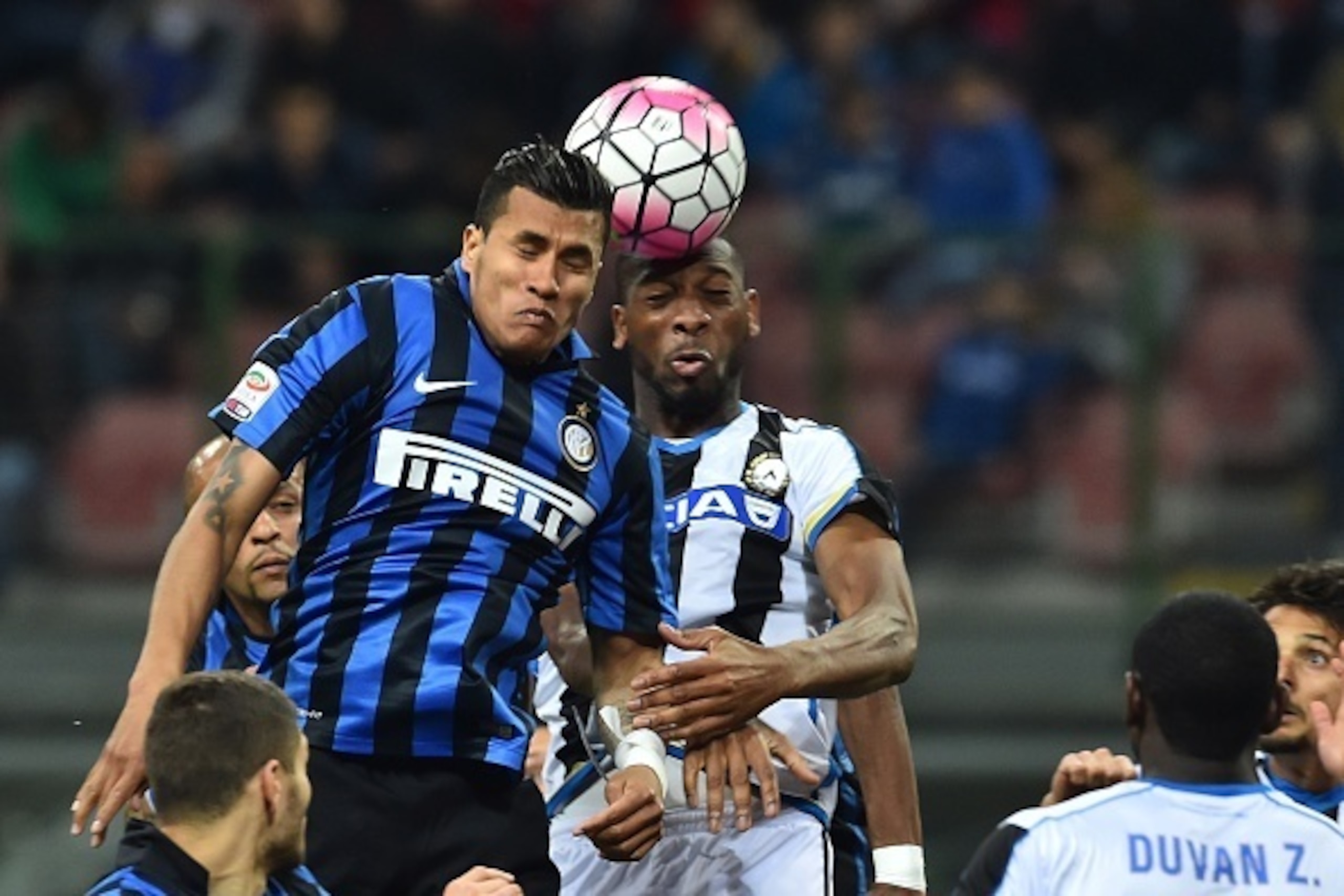 Udinese's defender from Mali Molla Wague (R) fights for the ball with Inter Milan's defender from Colombia Jeison Murillo during the Italian Serie A football match Inter Milan vs Udinese at the 'San Siro' Stadium in Milan on April 23, 2016. / AFP / GIUS Udinese's defender from Mali Molla Wague (R) fights for the ball with Inter Milan's defender from Colombia Jeison Murillo during the Italian Serie A football match Inter Milan vs Udinese at the 'San Siro' Stadium in Milan on April 23, 2016. / AFP / GIUS