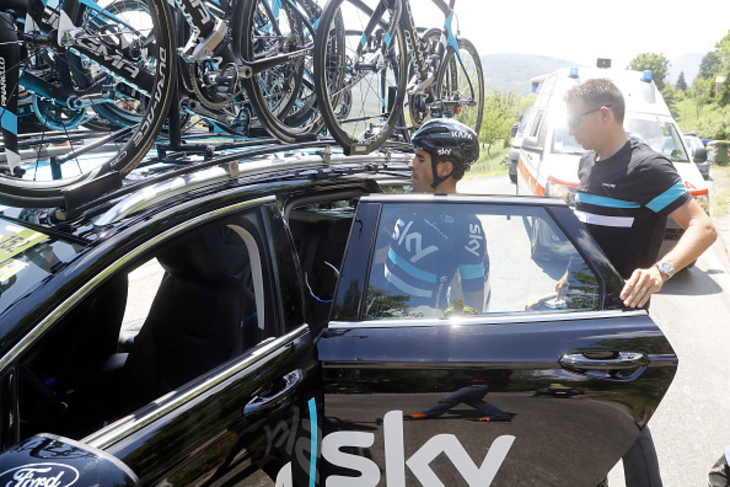 Spanish cyclist Mikel Landa (C) of team Sky boards the team's car during the 10th stage of the 99th Giro d'Italia cycling race, Tour of Italy, from Campi Bisenzio to Sestola, on May 17, 2016. Sky team leader Mikel Landa of Spain has pulled out of the Giro