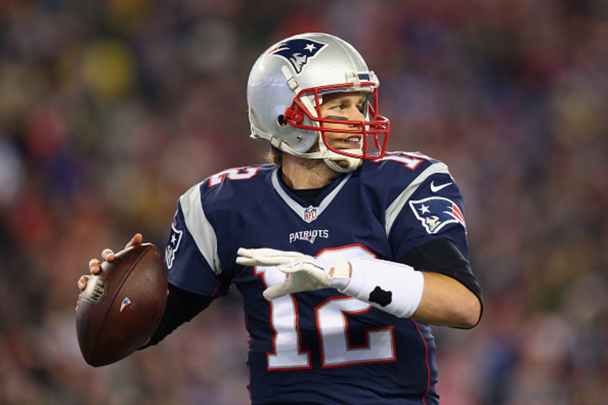 FOXBORO, MA - JANUARY 16:  Tom Brady #12 of the New England Patriots looks to pass in the first half against the Kansas City Chiefs during the AFC Divisional Playoff Game at Gillette Stadium on January 16, 2016 in Foxboro, Massachusetts.  (Photo by Jim Ro