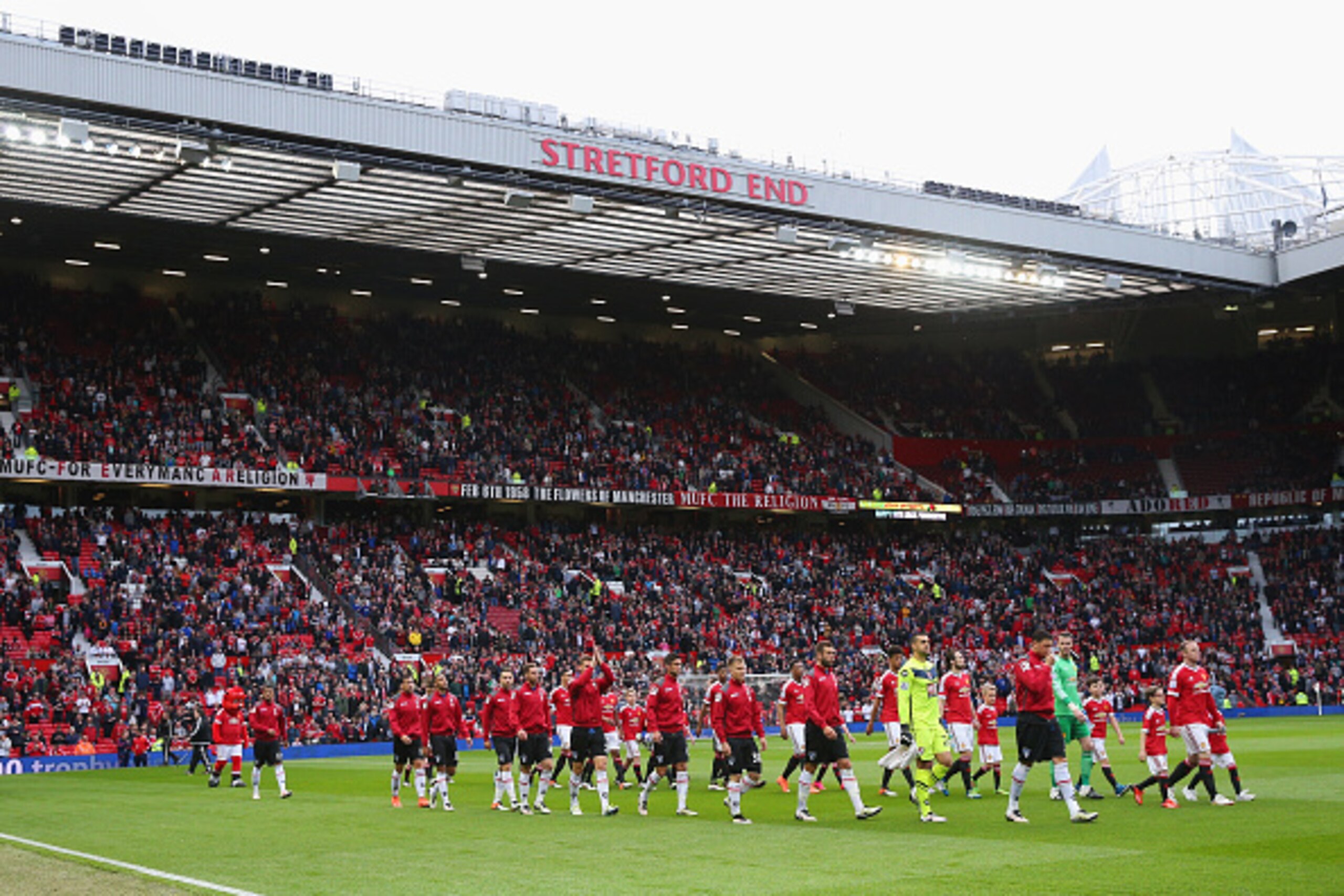 MANCHESTER, ENGLAND - MAY 17:  The teams walk out for the Barclays Premier League match between Manchester United and AFC Bournemouth at Old Trafford on May 17, 2016 in Manchester, England.  (Photo by Alex Livesey/Getty Images)