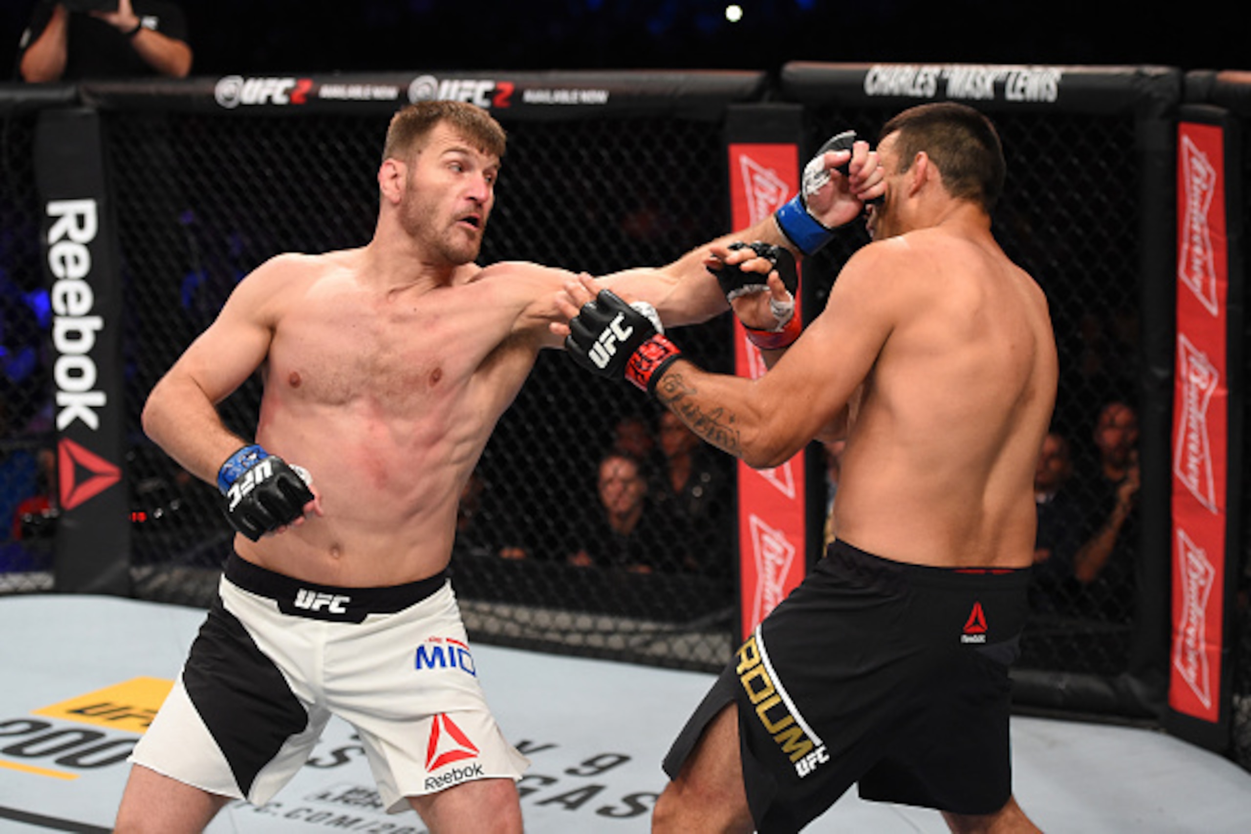 CURITIBA, BRAZIL - MAY 14: (L-R) Stipe Miocic punches Fabricio Werdum of Brazil in their UFC heavyweight championship bout during the UFC 198 event at Arena da Baixada stadium on May 14, 2016 in Curitiba, Parana, Brazil. (Photo by Josh Hedges/Zuffa LLC/ CURITIBA, BRAZIL - MAY 14: (L-R) Stipe Miocic punches Fabricio Werdum of Brazil in their UFC heavyweight championship bout during the UFC 198 event at Arena da Baixada stadium on May 14, 2016 in Curitiba, Parana, Brazil. (Photo by Josh Hedges/Zuffa LLC/