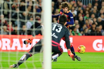 Barcelona's midfielder Sergi Roberto controls the ball during the Spanish league football match FC Barcelona vs Real Betis Balompie at the Camp Nou stadium in Barcelona on December 30, 2015.   AFP PHOTO/ PAU BARRENA / AFP / PAU BARRENA        (Photo credi