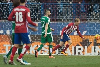 Atletico Madrid's forward Fernando Torres celebrates after scoring during the Spanish league football match Club Atletico de Madrid vs SD Eibar at the Vicente Calderon stadium in Madrid on February 6, 2016. AFP PHOTO / CURTO DE LA TORRE / AFP / CURTO DE L