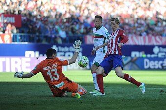 MADRID, SPAIN - APRIL 17:  Fernando Torres of Club Atletico de Madrid beats Andres Fernandez of Granada to score his team's 2nd goal during the La Liga match between Club Atletico de Madrid and Granada CF at Vicente Calderon Stadium on April 17, 2016 in M