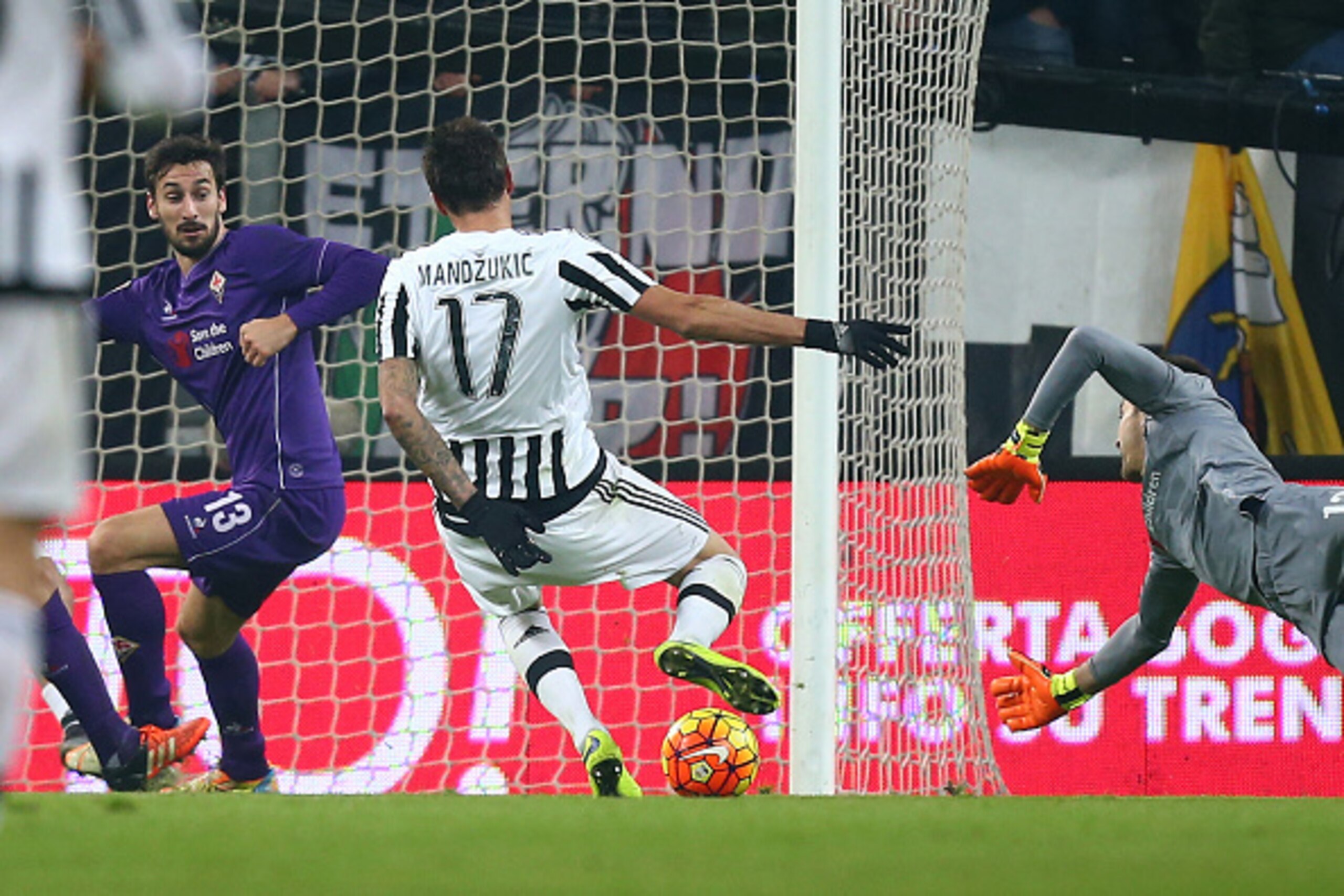 Juventus' forward Mario Mandzukic from Croatia scores during the Italian Serie A football match Juventus vs Fiorentina on December 13, 2015 at the 'Juventus Stadium' in Turin. AFP PHOTO / MARCO BERTORELLO / AFP / MARCO BERTORELLO (Photo credit sh Juventus' forward Mario Mandzukic from Croatia scores during the Italian Serie A football match Juventus vs Fiorentina on December 13, 2015 at the 'Juventus Stadium' in Turin. AFP PHOTO / MARCO BERTORELLO / AFP / MARCO BERTORELLO (Photo credit sh