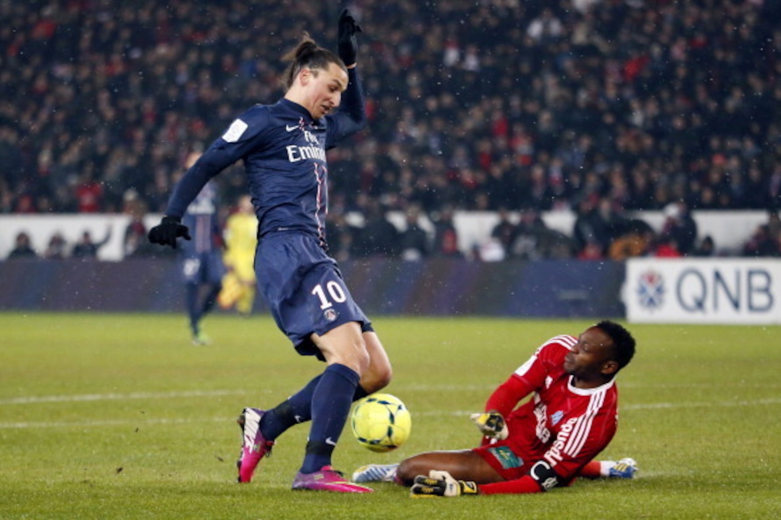 Paris Saint-Germain's Swedish forward Zlatan Ibrahimovic (L) vies with Marseille's French goalkeeper Steve Mandanda during the French L1 football match Paris Saint-Germain (PSG) vs Olympique de Marseille (OM) on February 24, 2013 at the Parc des Princes s