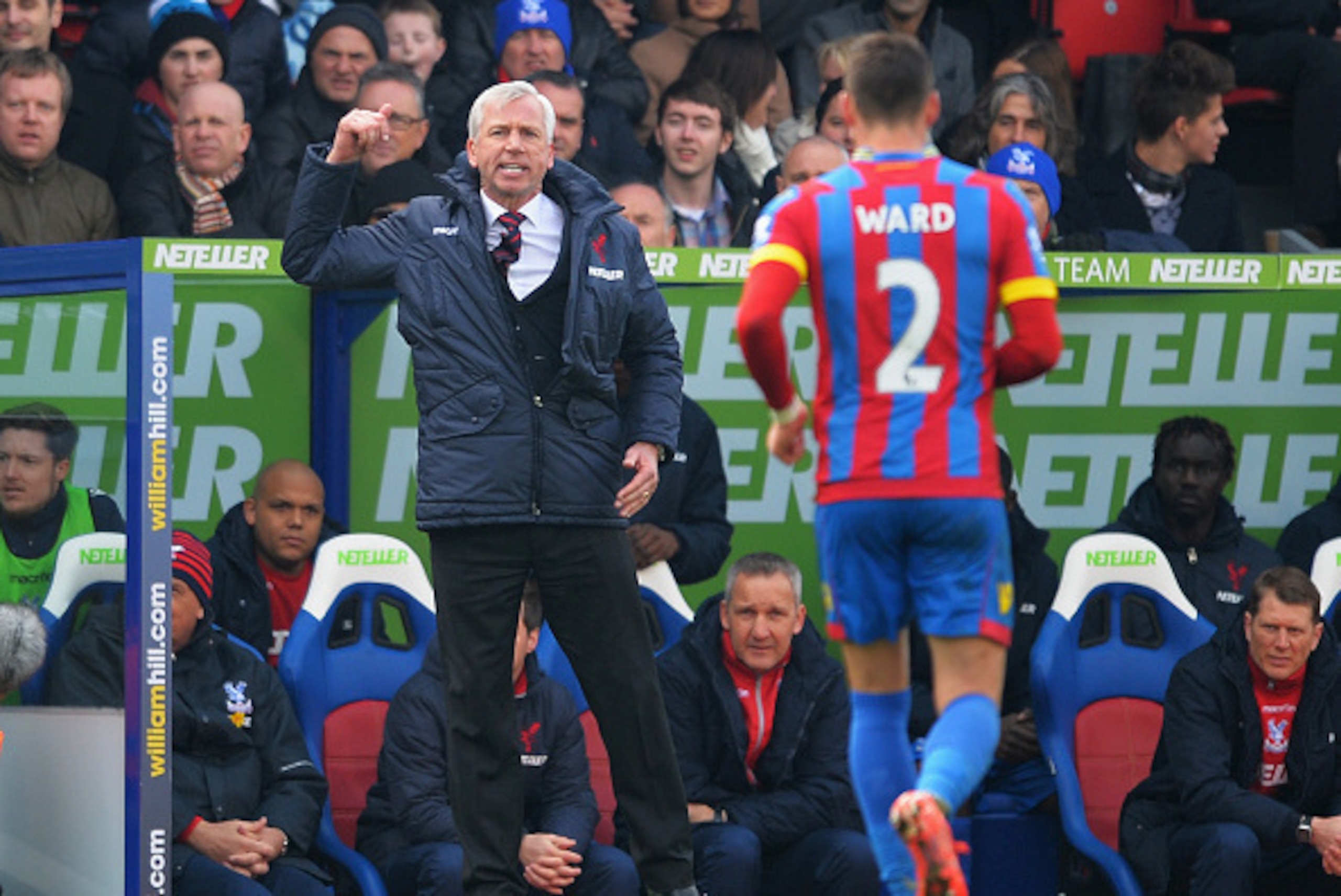 LONDON, ENGLAND - MARCH 14:  Alan Pardew, manager of Crystal Palace gives instructions to Joel Ward of Crystal Palace during the Barclays Premier League match between Crystal Palace and Queens Park Rangers at Selhurst Park on March 14, 2015 in London, Eng
