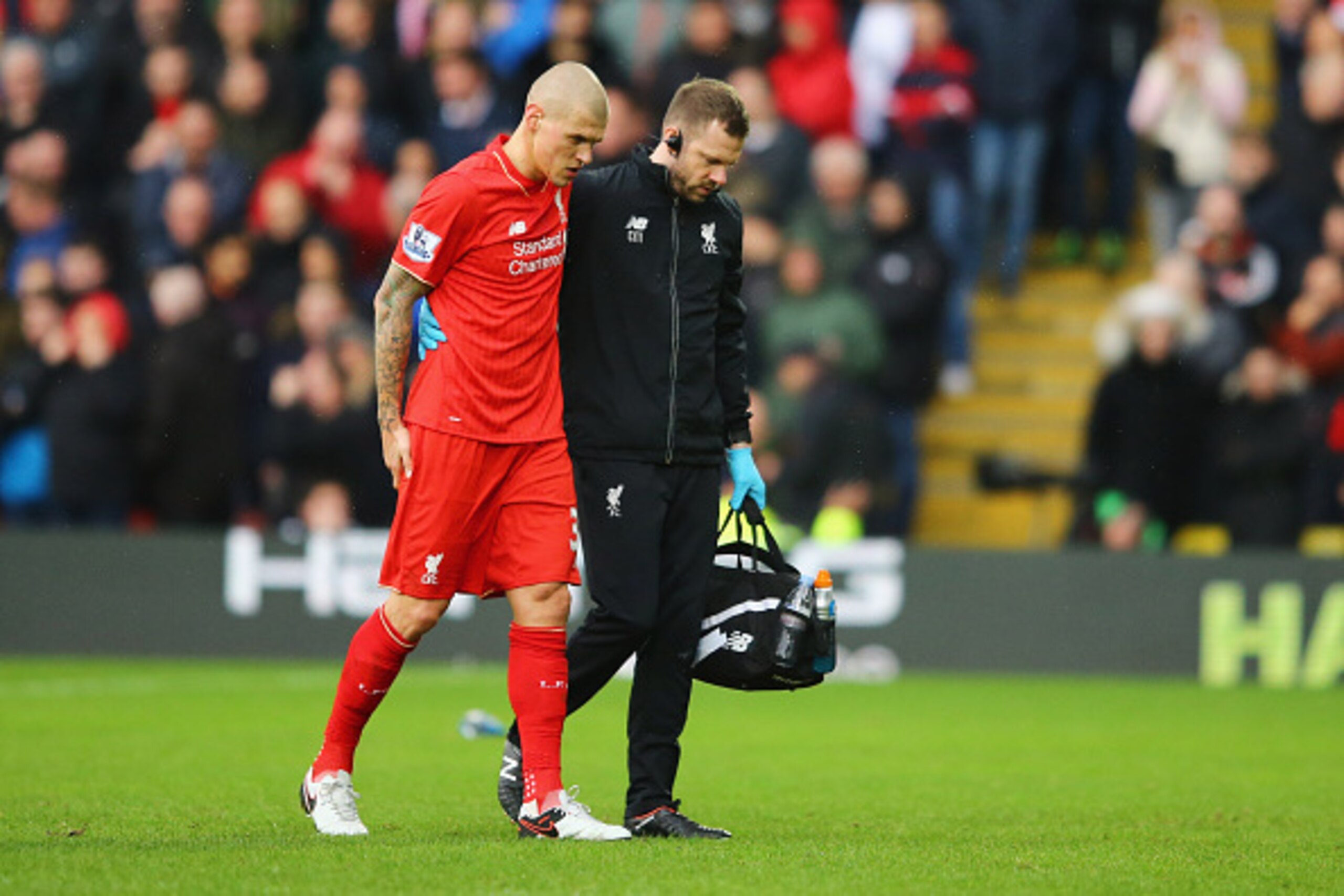 WATFORD, ENGLAND - DECEMBER 20:  An injured Martin Skrtel of Liverpool is given assitance as he is substituted during the Barclays Premier League match between Watford and Liverpool at Vicarage Road on December 20, 2015 in Watford, England.  (Photo by Ric