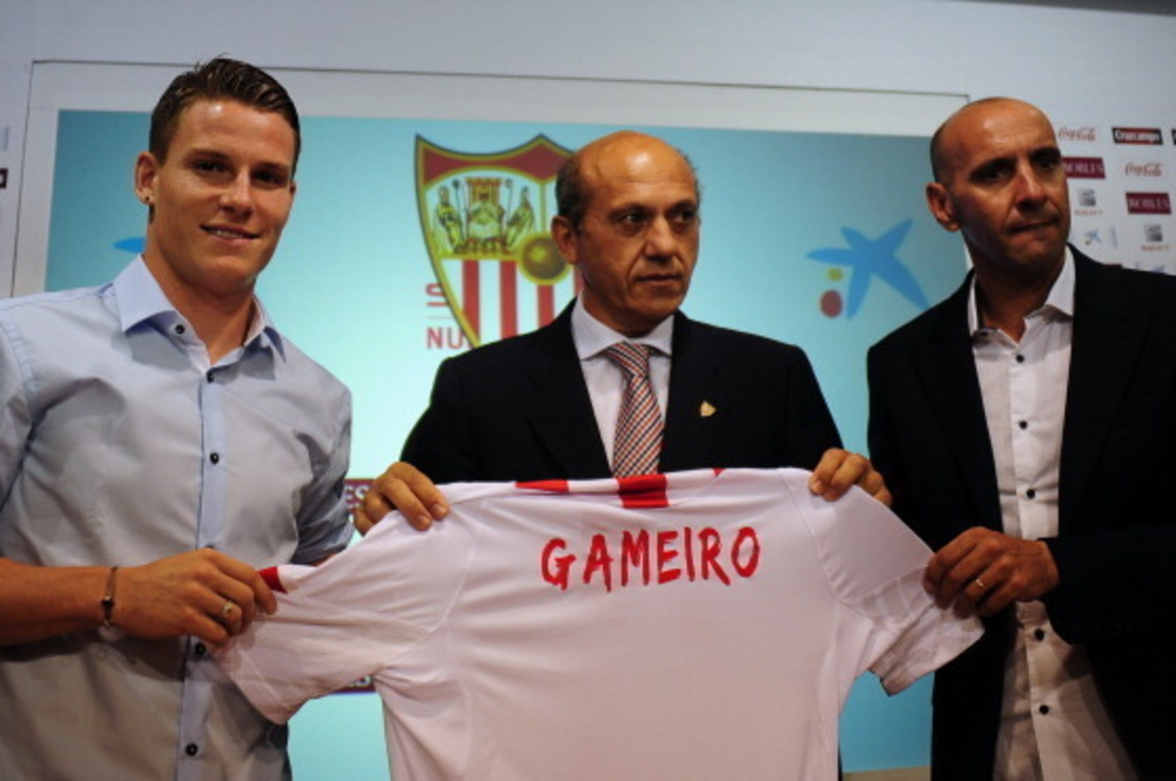 Sevilla's new French player Kevin Gameiro (L) poses with Sevilla's president Jose Maria del Nido (C) and Sevilla's sporting director Monchi (R) during his presentation in Sevilla on July 25, 2013.  AFP PHOTO/ CRISTINA QUICLER        (Photo credit should r