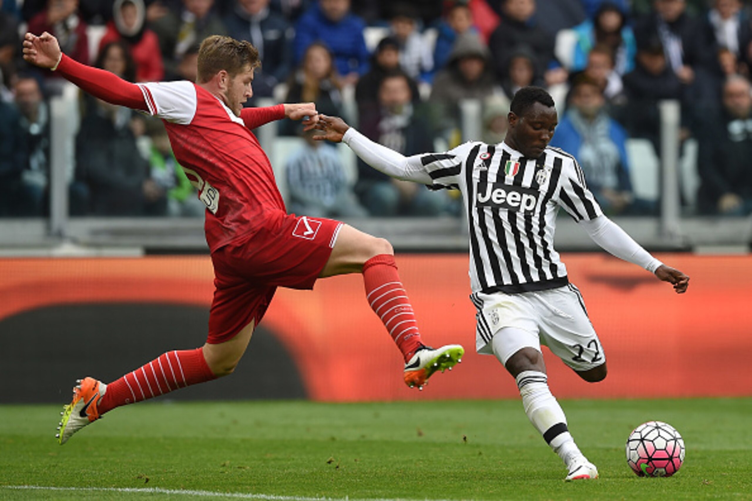 TURIN, ITALY - MAY 01:  Kwadwo Asamoah (R) of Juventus FC is challenged by Riccardo Gagliolo of Carpi FC during the Serie A match between Juventus FC and Carpi FC at Juventus Arena on May 1, 2016 in Turin, Italy.  (Photo by Valerio Pennicino/Getty Images)