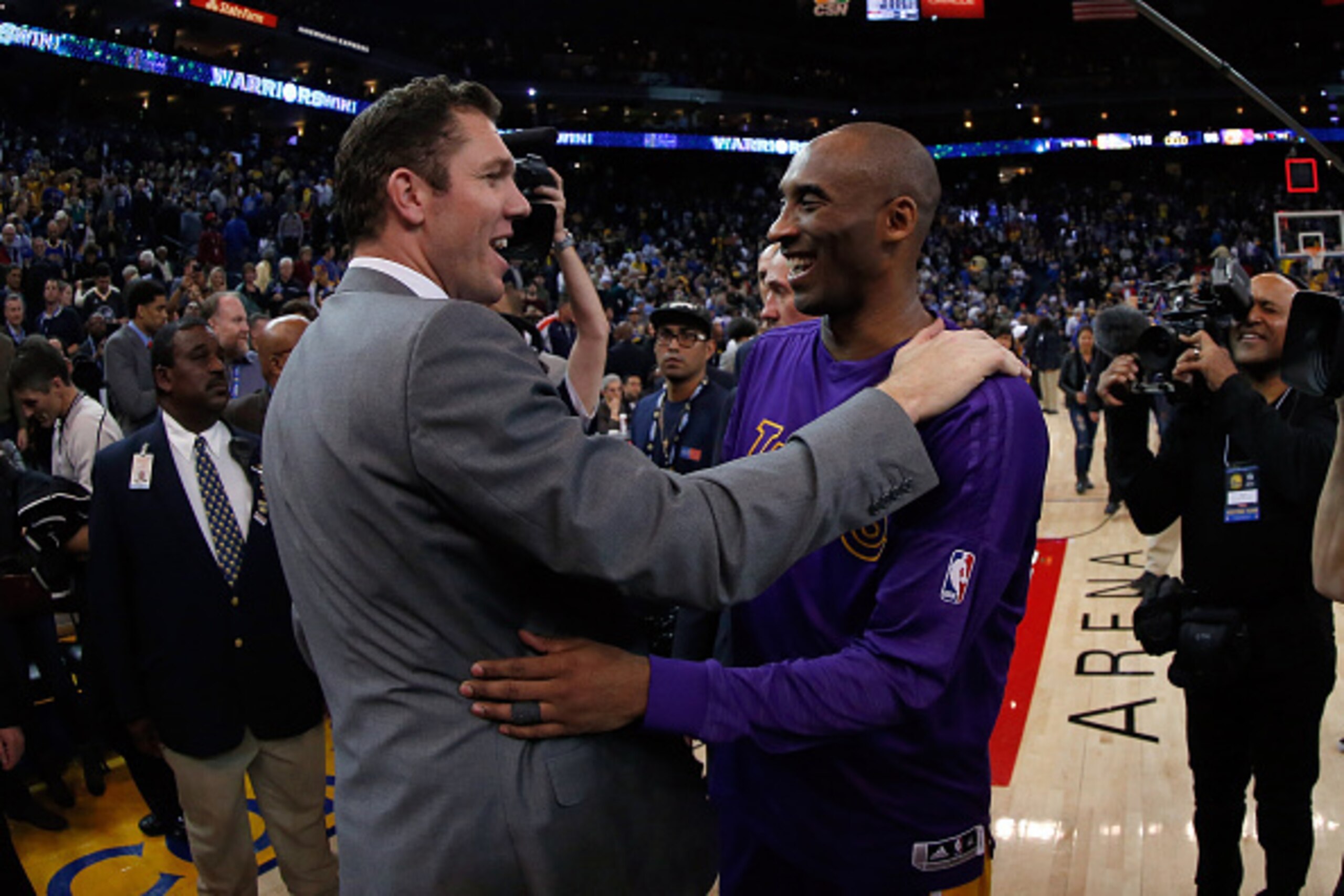 OAKLAND, CA - JANUARY 14:  Kobe Bryant #24 of the Los Angeles Lakers hugs Golden State Warriors interim head coach Luke Walton after their game at ORACLE Arena on January 14, 2016 in Oakland, California. NOTE TO USER: User expressly acknowledges and agree