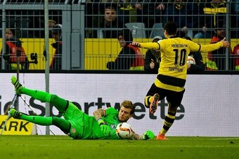 Dortmund's Armenian midfielder Henrikh Mkhitaryan failsto score past Mainz' goalkeeper Loris Karius during the German first division Bundesliga football match Borussia Dortmund v 1 FSV Mainz 05 in Dortmund, on March 13, 2016. / AFP / Sascha SCHUERMANN / R