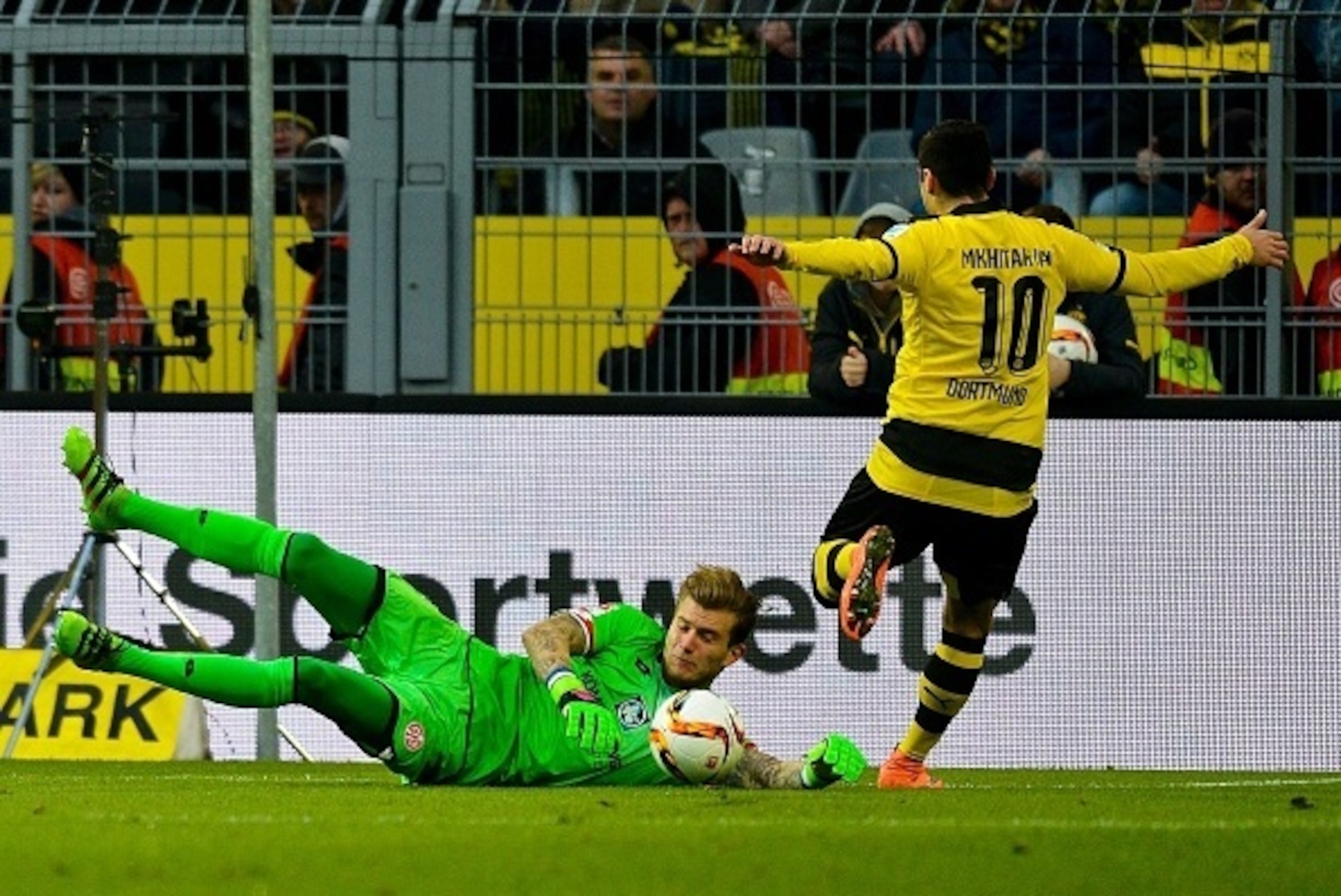 Dortmund's Armenian midfielder Henrikh Mkhitaryan failsto score past Mainz' goalkeeper Loris Karius during the German first division Bundesliga football match Borussia Dortmund v 1 FSV Mainz 05 in Dortmund, on March 13, 2016. / AFP / Sascha SCHUERMANN / R Dortmund's Armenian midfielder Henrikh Mkhitaryan failsto score past Mainz' goalkeeper Loris Karius during the German first division Bundesliga football match Borussia Dortmund v 1 FSV Mainz 05 in Dortmund, on March 13, 2016. / AFP / Sascha SCHUERMANN / R
