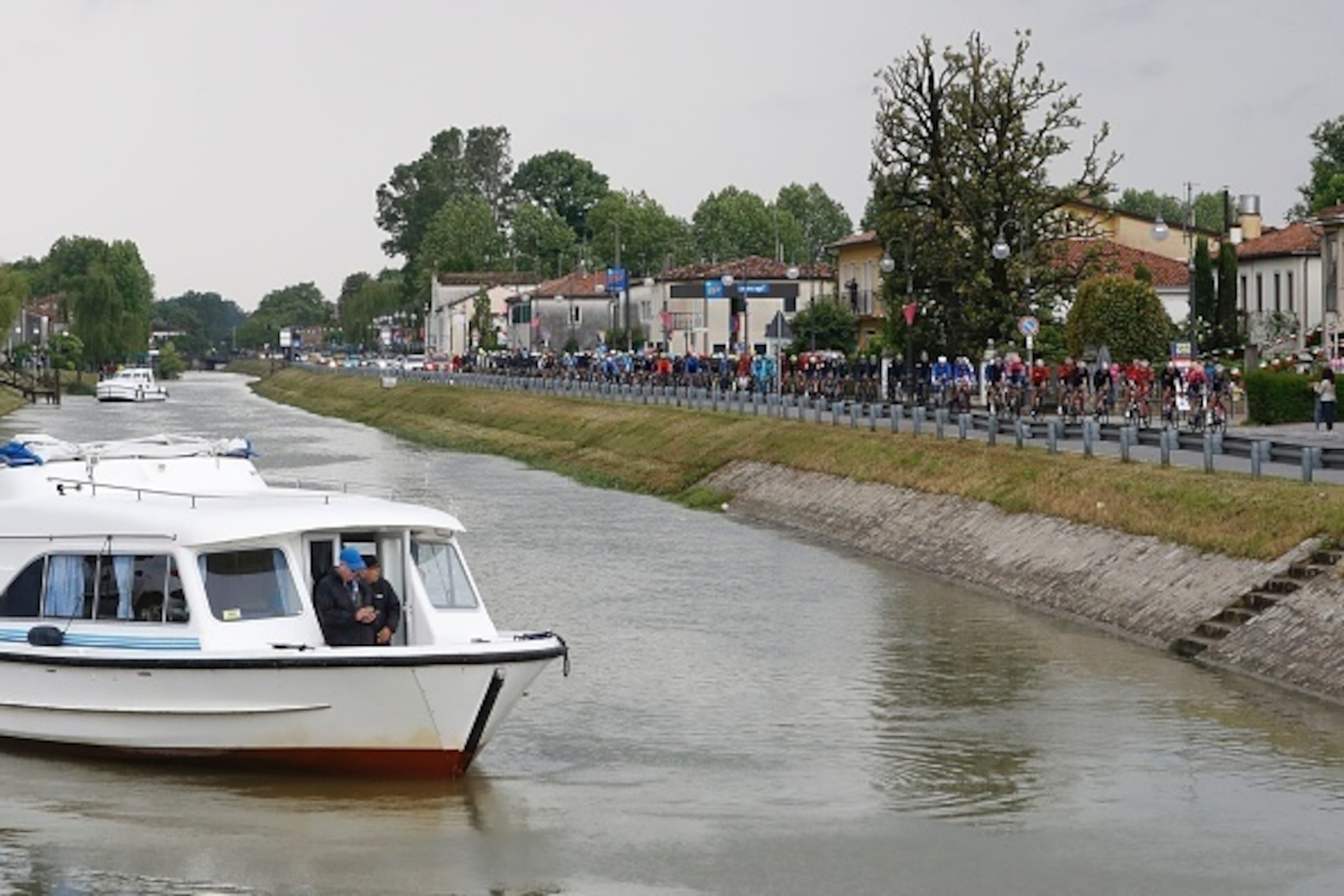 The peloton rides during the 12th stage of the 99th Giro d'Italia, Tour of Italy, from Noale to Bibione on May 19, 2016. / AFP / Luk BENIES (Photo credit should read LUK BENIES/AFP/Getty Images) The peloton rides during the 12th stage of the 99th Giro d'Italia, Tour of Italy, from Noale to Bibione on May 19, 2016. / AFP / Luk BENIES (Photo credit should read LUK BENIES/AFP/Getty Images)