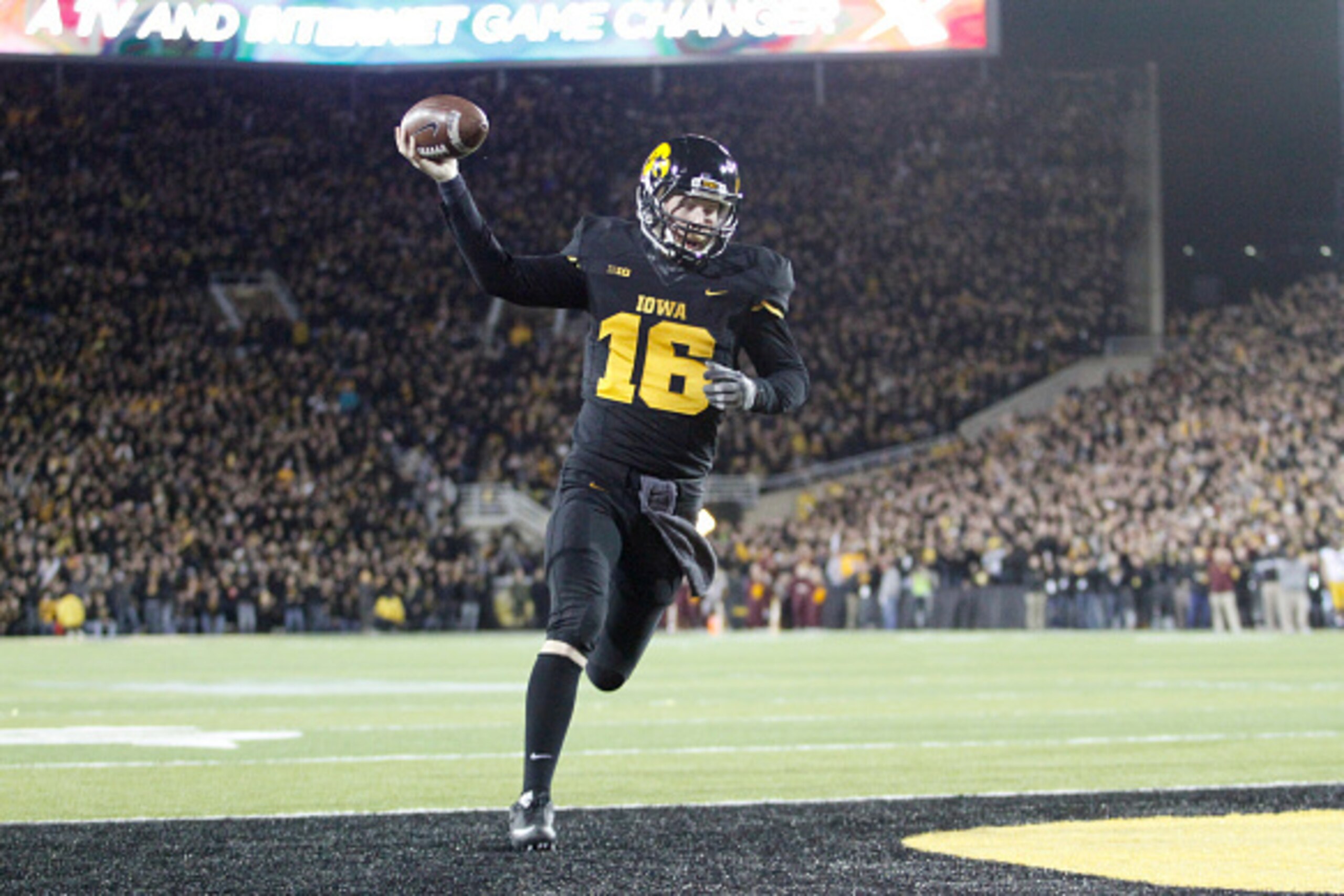 IOWA CITY, IA - NOVEMBER 14: Quarterback C.J. Beathard #16 of the Iowa Hawkeyes runs in for a touchdown in the first half against the Minnesota Gophers on November 14, 2015 at Kinnick Stadium, in Iowa City, Iowa. (Photo by Matthew Holst/Getty Images)