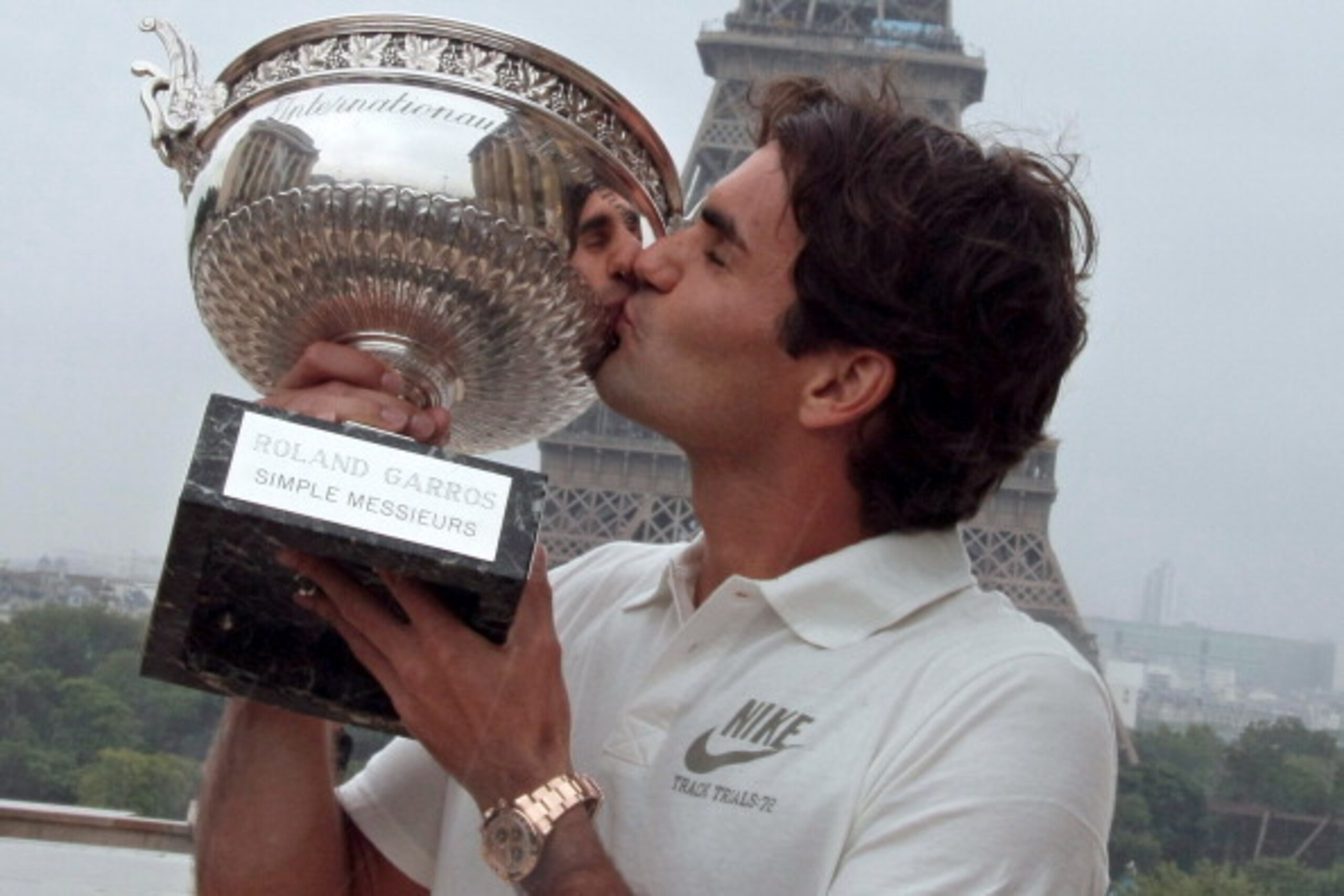 Swiss Roger Federer kisses his trophy on June 8, 2009 during a photocall in front of the Eiffel Tower in Paris, one day after winning against Swedish player Robin Soderling during their French Open tennis men's final match at Roland Garros Stadium in Pari