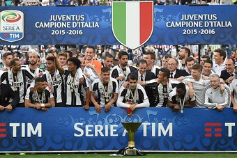 TURIN, ITALY - MAY 14:  Juventus FC players celebrate with the trophy after the Serie A match between Juventus FC and UC Sampdoria at Juventus Arena on May 14, 2016 in Turin, Italy.  (Photo by Valerio Pennicino/Getty Images)