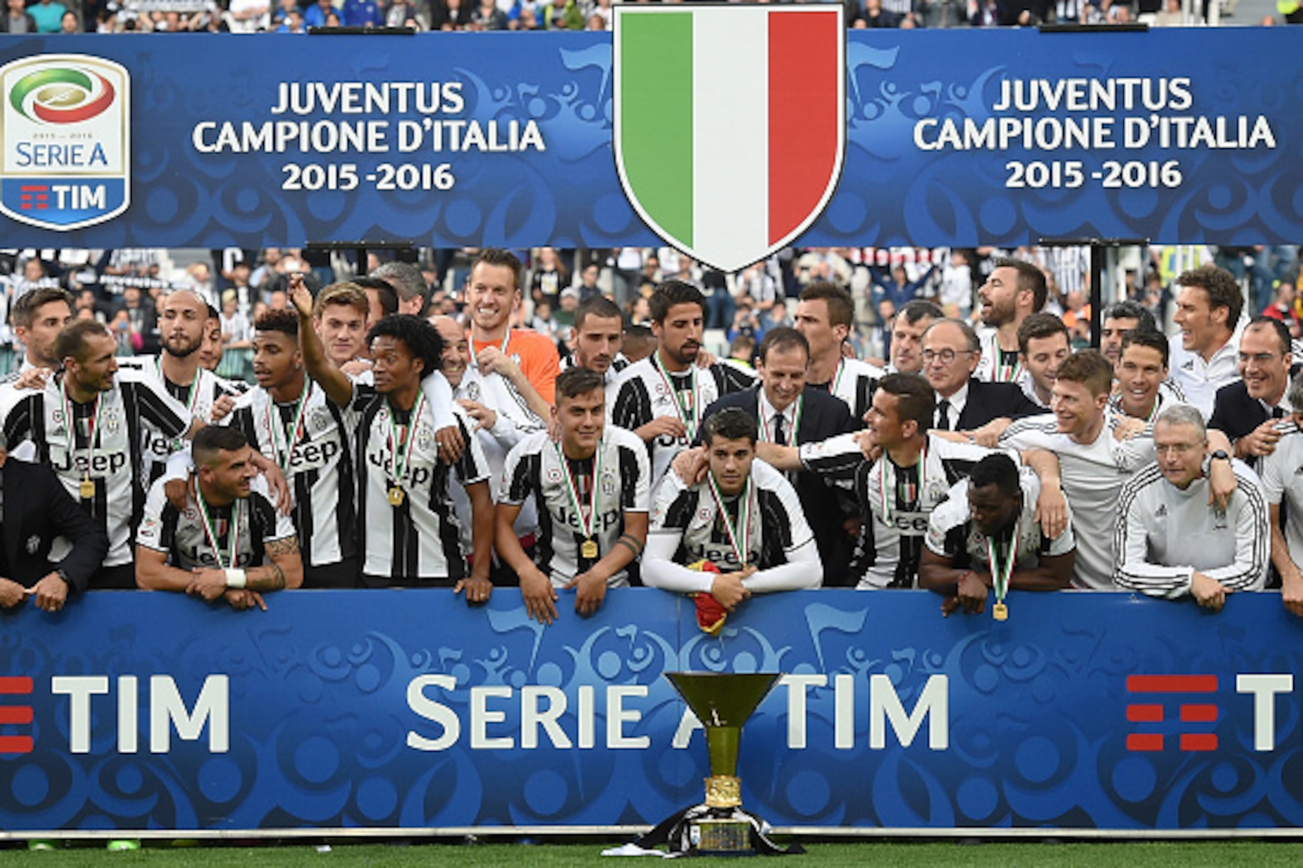 TURIN, ITALY - MAY 14:  Juventus FC players celebrate with the trophy after the Serie A match between Juventus FC and UC Sampdoria at Juventus Arena on May 14, 2016 in Turin, Italy.  (Photo by Valerio Pennicino/Getty Images)