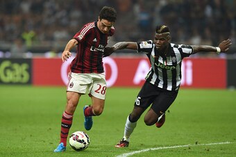 MILAN, ITALY - SEPTEMBER 20:  Giacomo Bonaventura (L) of AC Milan is challenged by Paul Pogba of Juventus FC during the Serie A match between AC Milan and Juventus FC at Stadio Giuseppe Meazza on September 20, 2014 in Milan, Italy.  (Photo by Valerio Penn