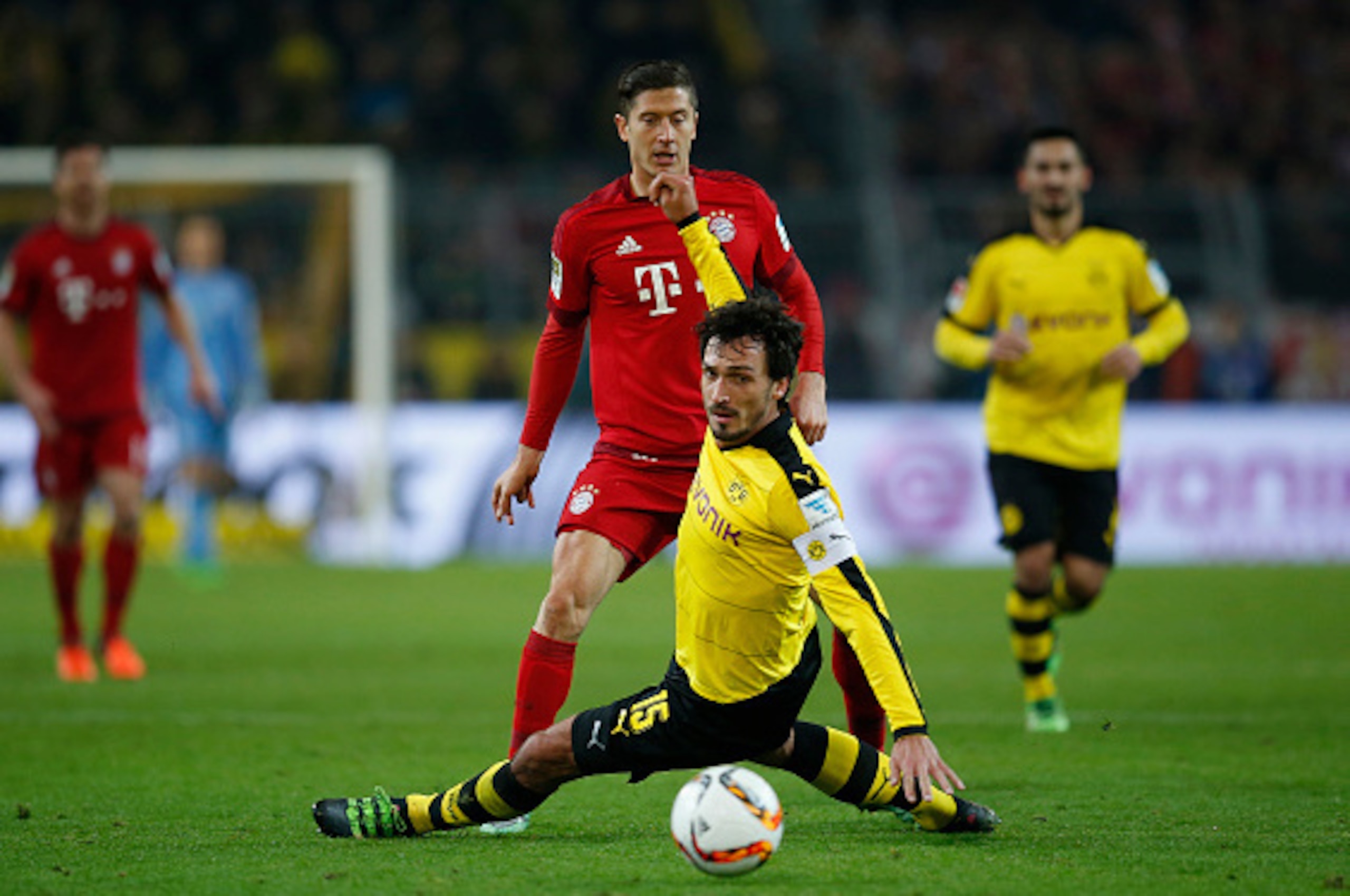 DORTMUND, GERMANY - MARCH 05:  Mats Hummels (R) of Borussia Dortmund tackles Robert Lewandowski (C) of Bayern Munich during the Bundesliga match between Borussia Dortmund and FC Bayern Muenchen at Signal Iduna Park on March 5, 2016 in Dortmund, Germany.bs