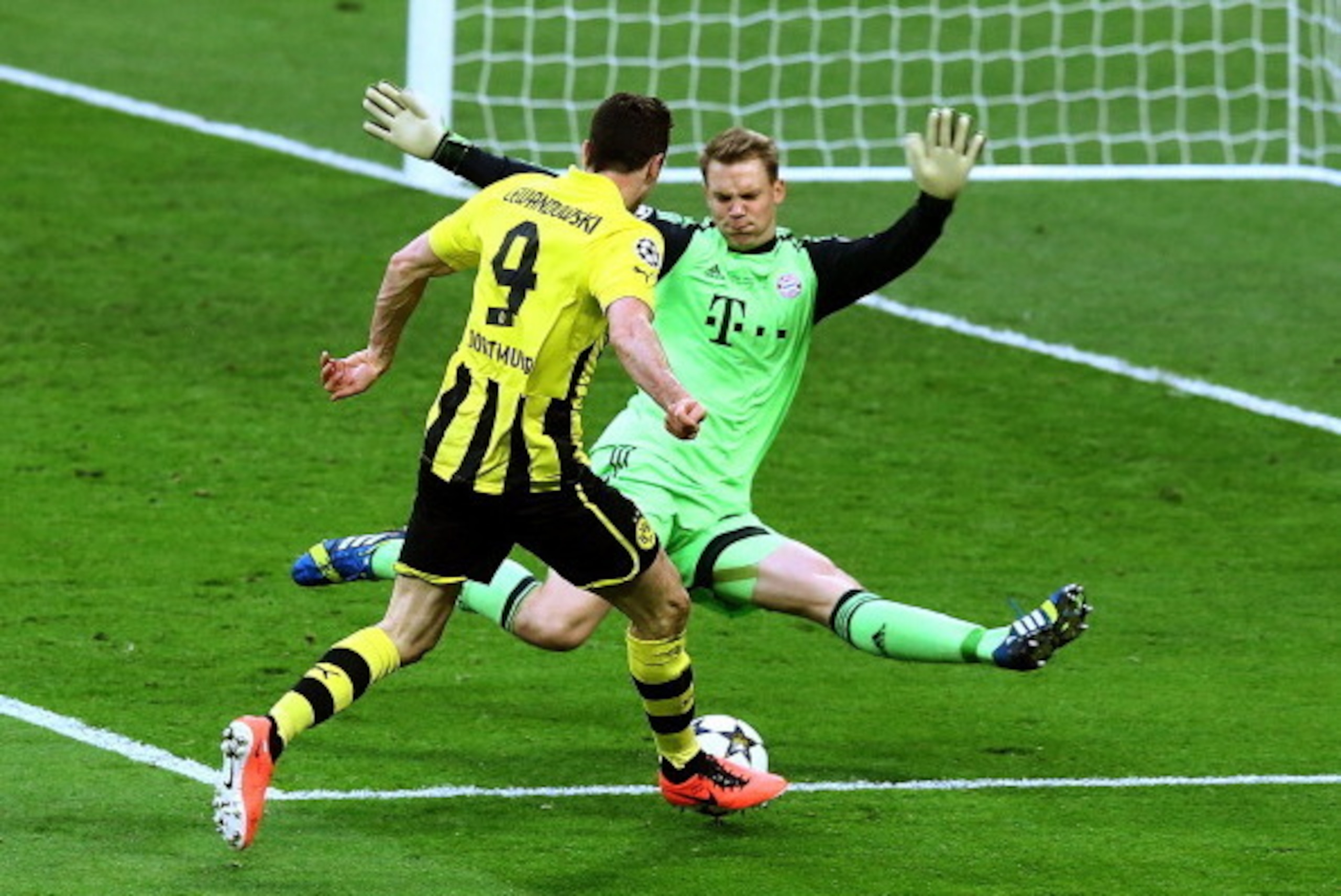 LONDON, ENGLAND - MAY 25:  Robert Lewandowski of Borussia Dortmund attempts a shot past Manuel Neuer of Bayern Muenchen during the UEFA Champions League final match between Borussia Dortmund and FC Bayern Muenchen at Wembley Stadium on May 25, 2013 in Lon
