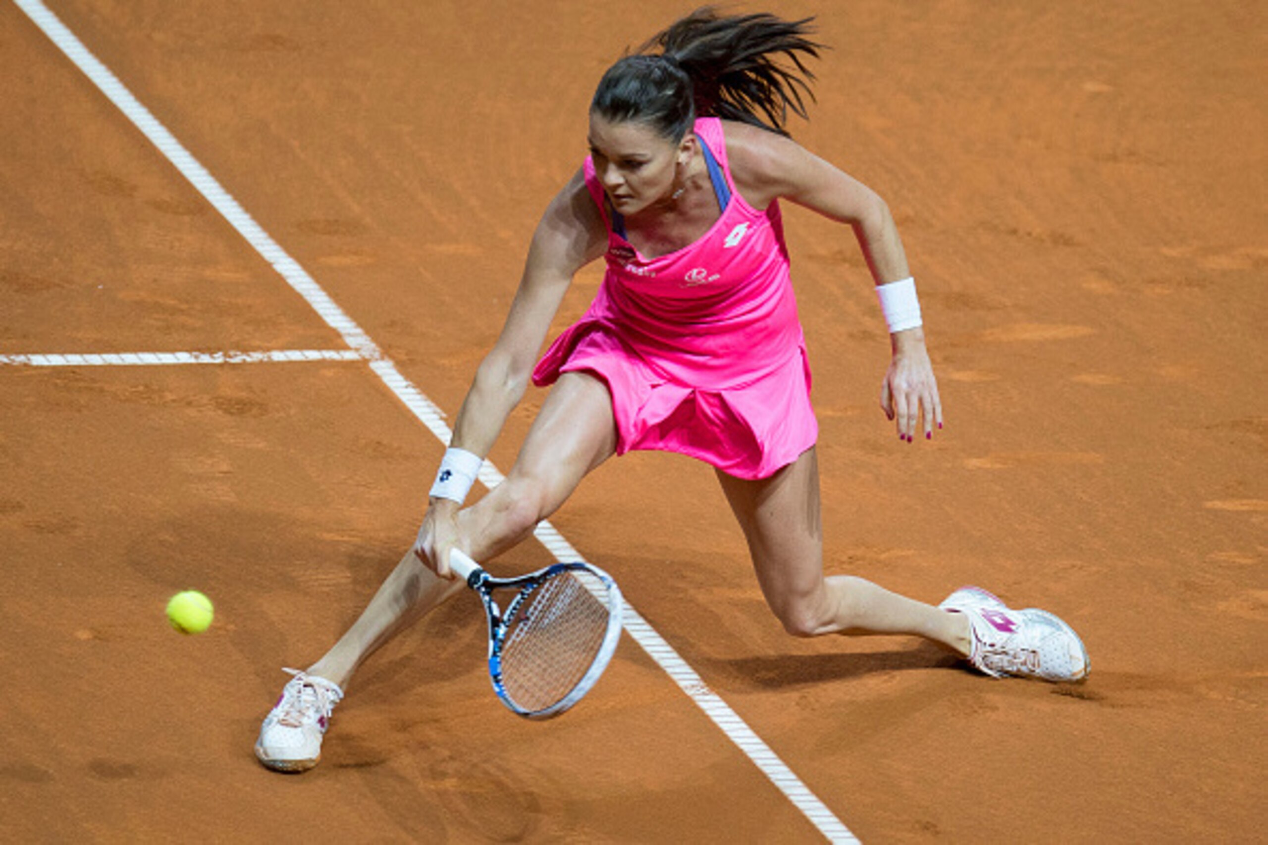 Poland's Agnieszka Radwanska returns the ball to Czech's Karolina Pliskova in their quarterfinal at the WTA Porsche Tennis Grand Prix in Stuttgart, southwestern Germany, on April 22, 2016.   / AFP / THOMAS KIENZLE        (Photo credit should read THOMAS K