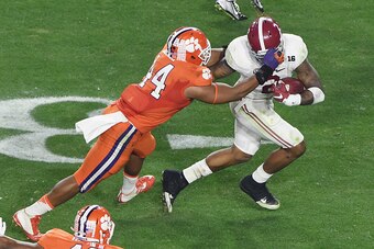 GLENDALE, AZ - JANUARY 11:  Derrick Henry #2 of the Alabama Crimson Tide runs the ball in the second quarter against B.J. Goodson #44 of the Clemson Tigers during the 2016 College Football Playoff National Championship Game at University of Phoenix Stadiu