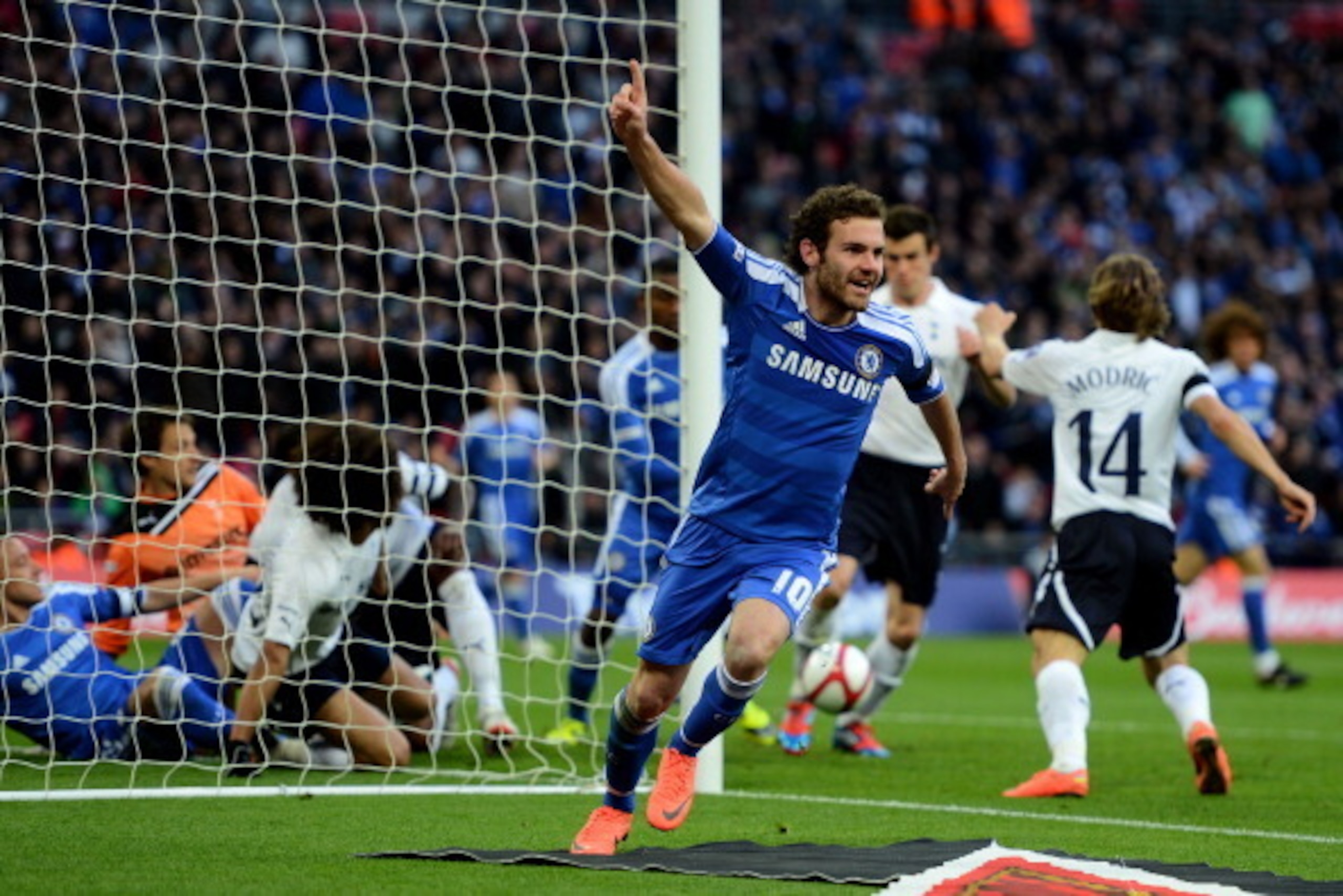 LONDON, ENGLAND - APRIL 15: Juan Mata of Chelsea celebrates as he scores their second during the FA Cup with Budweiser Semi Final match between Tottenham Hotspur and Chelsea at Wembley Stadium on April 15, 2012 in London, England. (Photo by Mike Hewitt/ LONDON, ENGLAND - APRIL 15: Juan Mata of Chelsea celebrates as he scores their second during the FA Cup with Budweiser Semi Final match between Tottenham Hotspur and Chelsea at Wembley Stadium on April 15, 2012 in London, England. (Photo by Mike Hewitt/