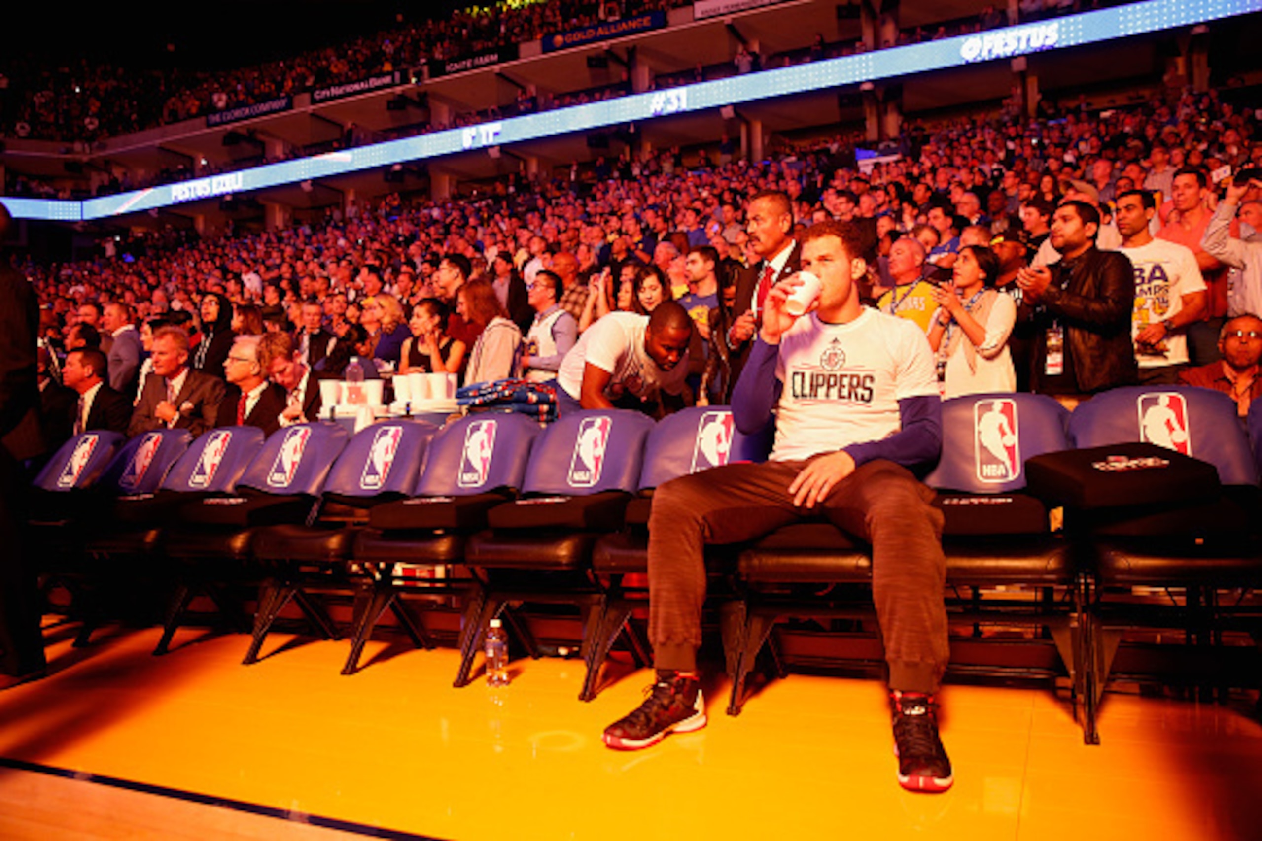 OAKLAND, CA - NOVEMBER 04:  Blake Griffin #32 of the Los Angeles Clippers sits on the bench before their game against the Golden State Warriors at ORACLE Arena on November 4, 2015 in Oakland, California. NOTE TO USER: User expressly acknowledges and agree