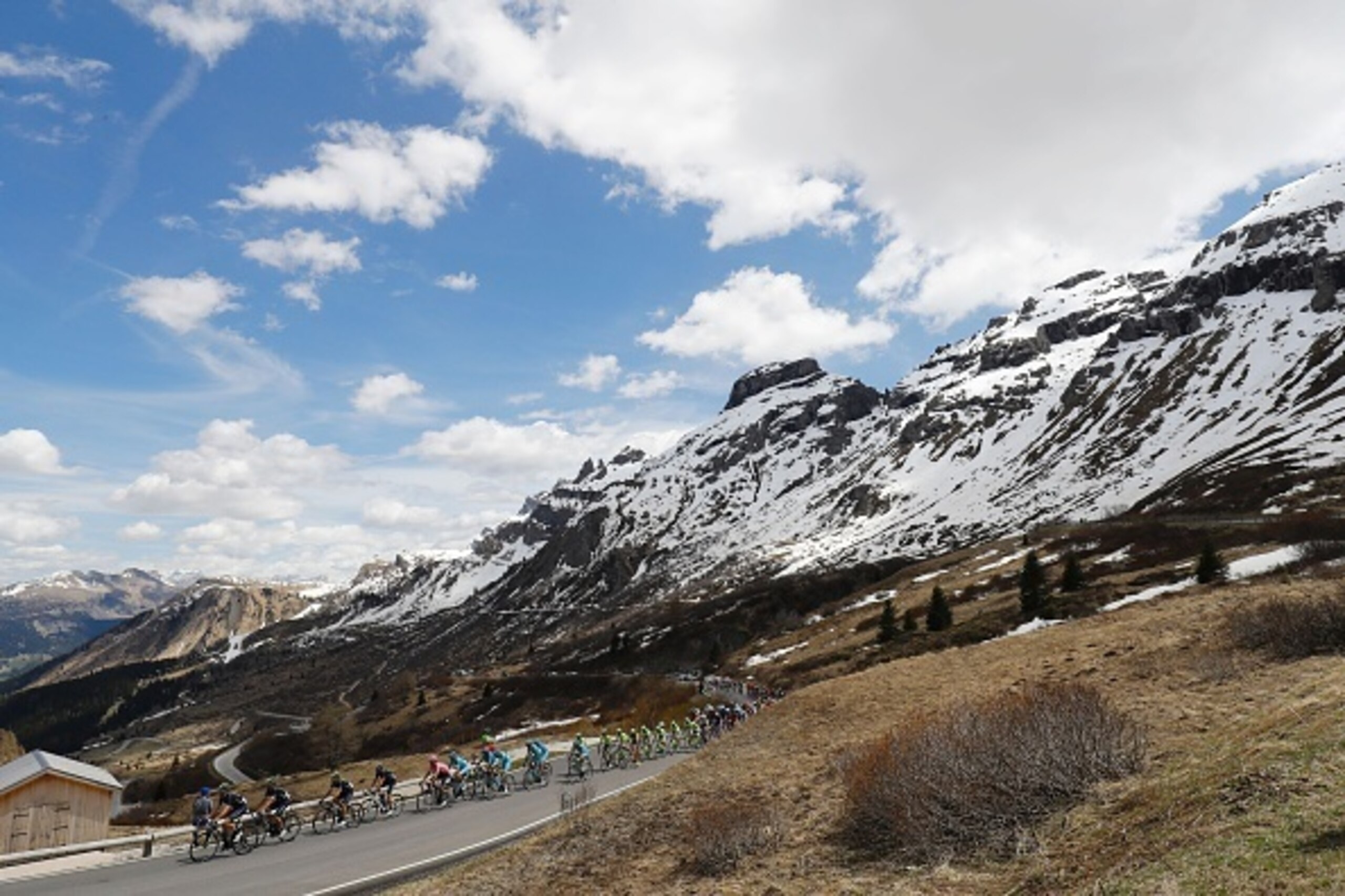 The peloton climbs the Pordoi pass during the 14th stage of the 99th Giro d'Italia, Tour of Italy, from Farra d'Alpago to Corvara on May 21, 2016.  / AFP / Luk BENIES        (Photo credit should read LUK BENIES/AFP/Getty Images)
