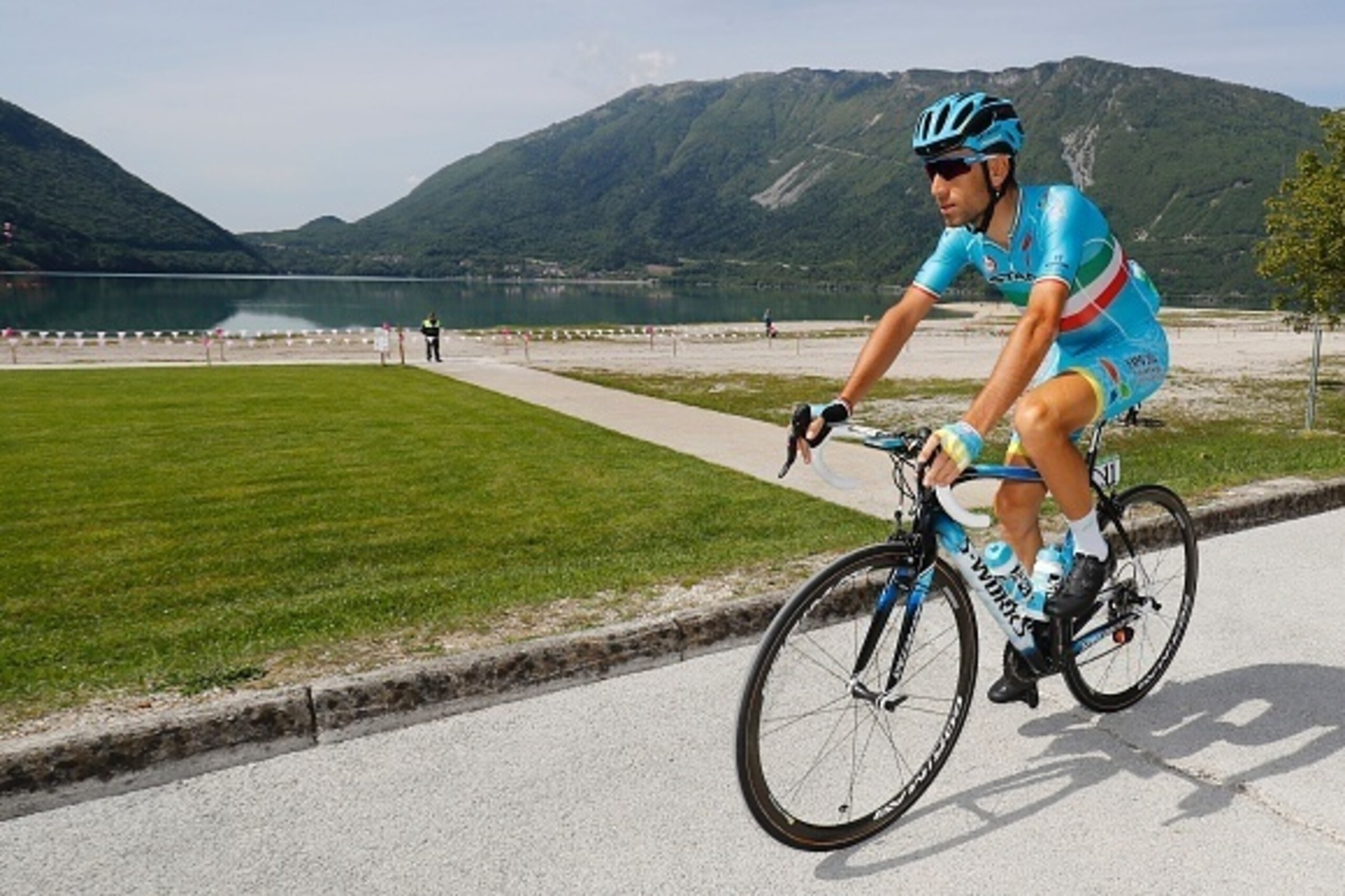 Italy's Vincenzo Nibali rides to the start of the 14th stage of the 99th Giro d'Italia, Tour of Italy, from Farra d'Alpago to Corvara on May 21, 2016.  / AFP / Luk BENIES        (Photo credit should read LUK BENIES/AFP/Getty Images)