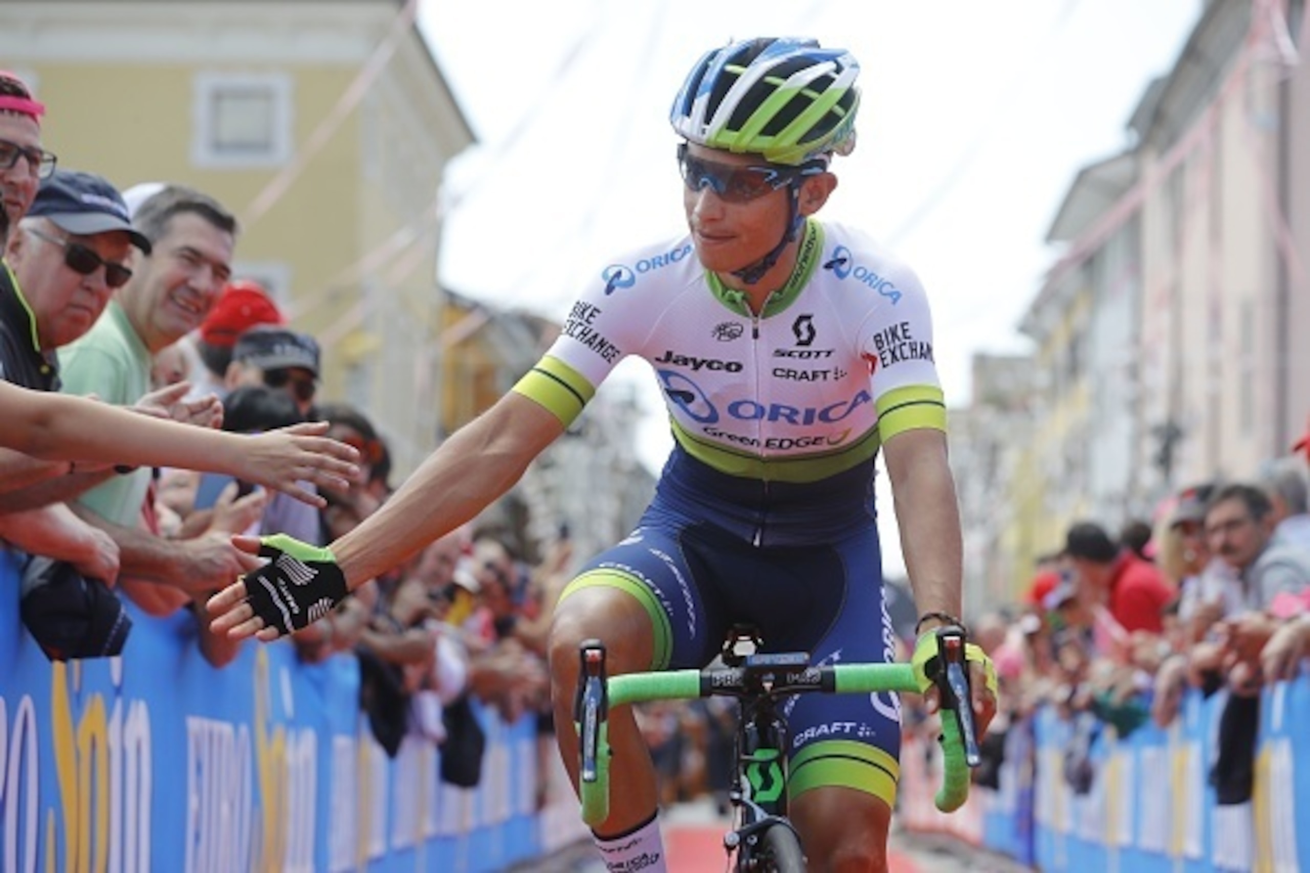 Colombia's Esteban Chaves of team Orica arrives to take the start of the 13th stage of the 99th Giro d'Italia, Tour of Italy, from Palmanova and Cividale del Friuli on May 20, 2016.  / AFP / Luk BENIES        (Photo credit should read LUK BENIES/AFP/Getty