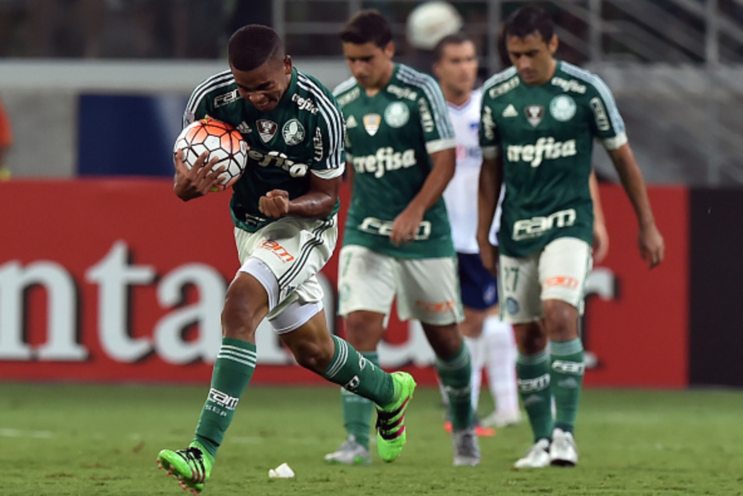 Gabriel Jesus (L) of Brazils Palmeiras, celebrates his goal against Uruguay's Nacional, during their 2016 Copa Libertadores football match held at Allianz Parque stadium, in Sao Paulo, Brazil, on March 9, 2016. AFP PHOTO / Nelson ALMEIDA / AFP / NELSON AL