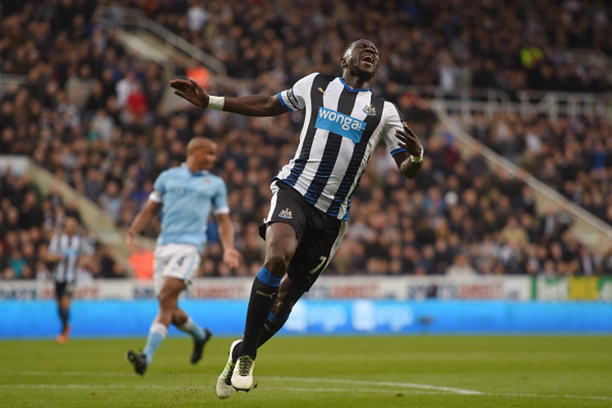 NEWCASTLE UPON TYNE, ENGLAND - APRIL 19: Moussa Sissoko of Newcastle United reacts after a missed chance on goal during the Barclays Premier League match between Newcastle United and Manchester City at St James' Park on April 19, 2016 in Newcastle, Engla NEWCASTLE UPON TYNE, ENGLAND - APRIL 19: Moussa Sissoko of Newcastle United reacts after a missed chance on goal during the Barclays Premier League match between Newcastle United and Manchester City at St James' Park on April 19, 2016 in Newcastle, Engla