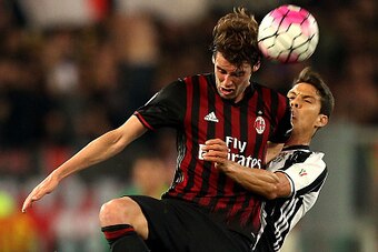 ROME, ITALY - MAY 21: Andrea Poli of AC Milan battles for the ball with Hernanes of Juventus FC during the TIM Cup match between AC Milan and Juventus FC at Stadio Olimpico on May 21, 2016 in Rome, Italy.  (Photo by Gabriele Maltinti/Getty Images)