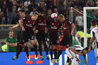 ROME, ITALY - MAY 21:  Keisuke Honda (R) of AC Milan in action during the TIM Cup match between AC Milan and Juventus FC at Stadio Olimpico on May 21, 2016 in Rome, Italy.  (Photo by Giuseppe Bellini/Getty Images)