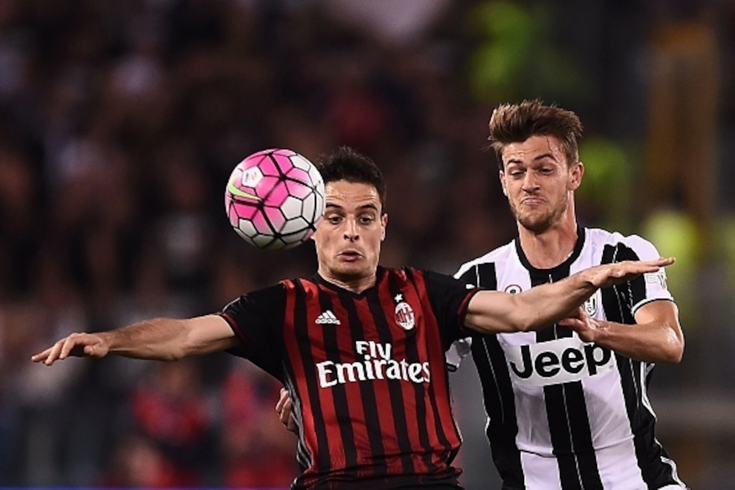 AC Milan's midfielder from Italy Giacomo Bonaventura (L) vies with Juventus' defender from Italy Daniele Rugani during the Italian Tim Cup final football match AC Milan vs Juventus on May 21, 2016 at the Olympic Stadium in Rome.  AFP PHOTO / FILIPPO MONTE