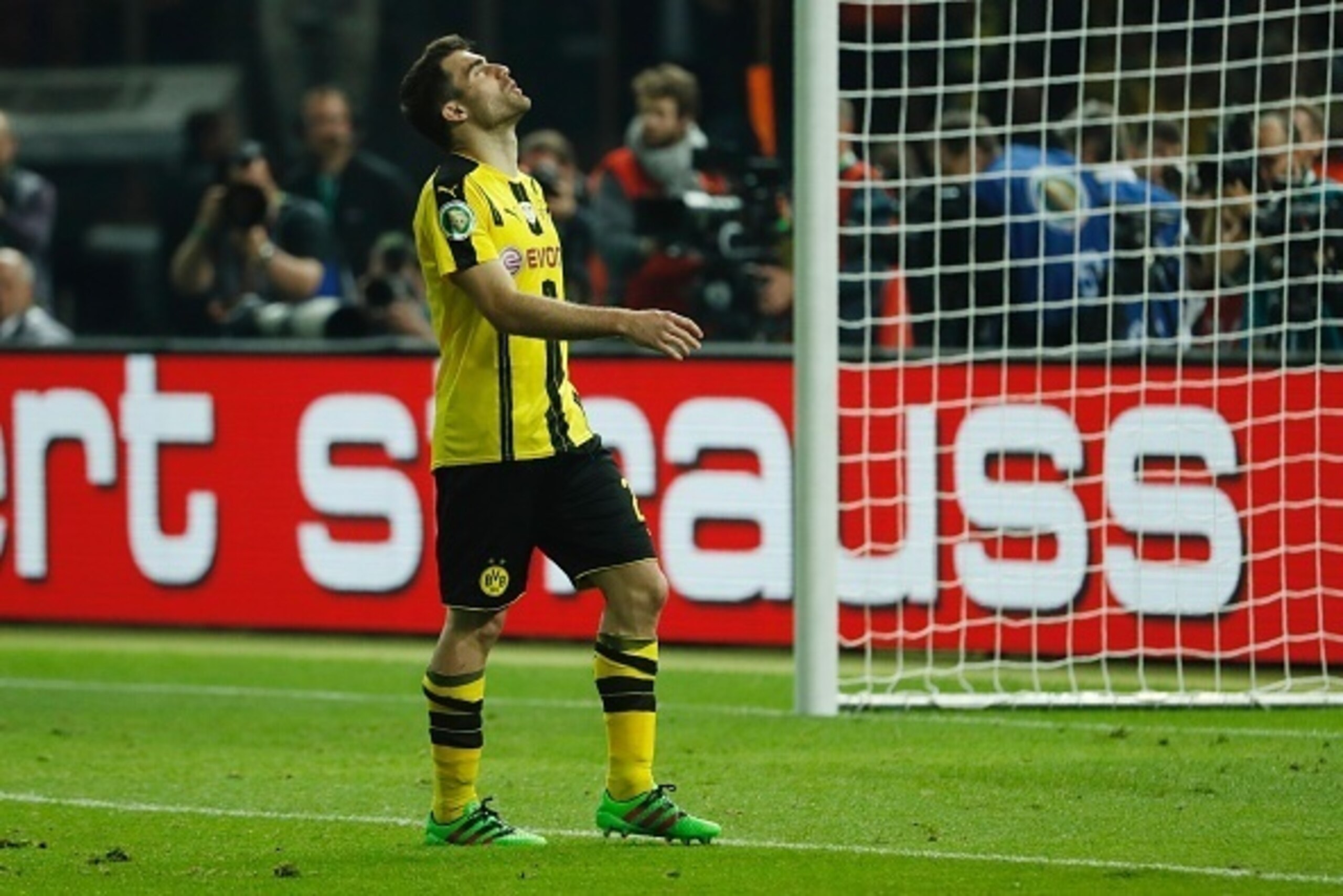 Dortmund's Greek defender Sokratis reacts during the penalty shoot out of the German Cup (DFB Pokal) final football match Bayern Munich vs Borussia Dortmund at the Olympic stadium in Berlin on May 21, 2016. / AFP / ODD ANDERSEN / RESTRICTIONS: ACCORDING T