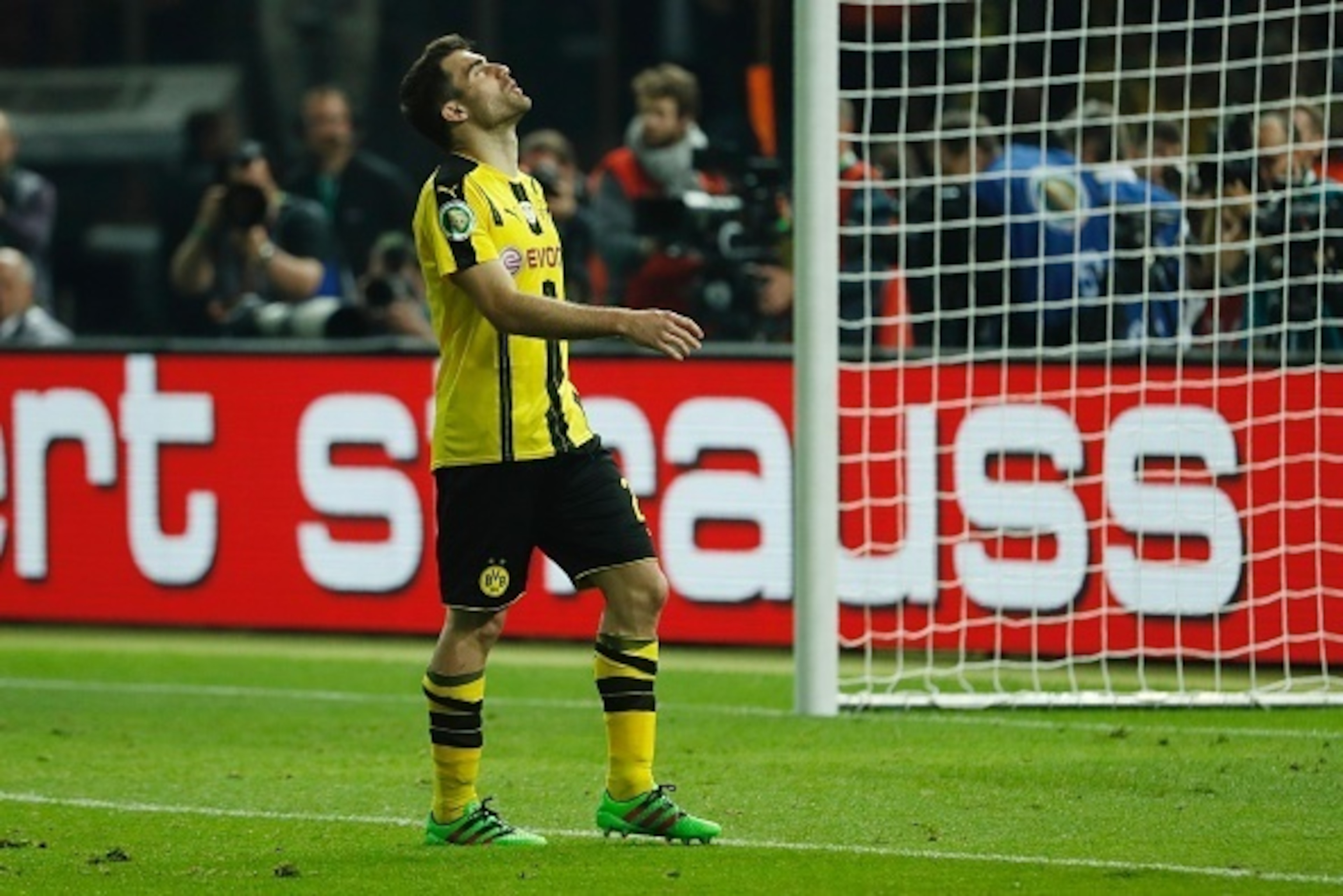 Dortmund's Greek defender Sokratis reacts during the penalty shoot out of the German Cup (DFB Pokal) final football match Bayern Munich vs Borussia Dortmund at the Olympic stadium in Berlin on May 21, 2016. / AFP / ODD ANDERSEN / RESTRICTIONS: ACCORDING T