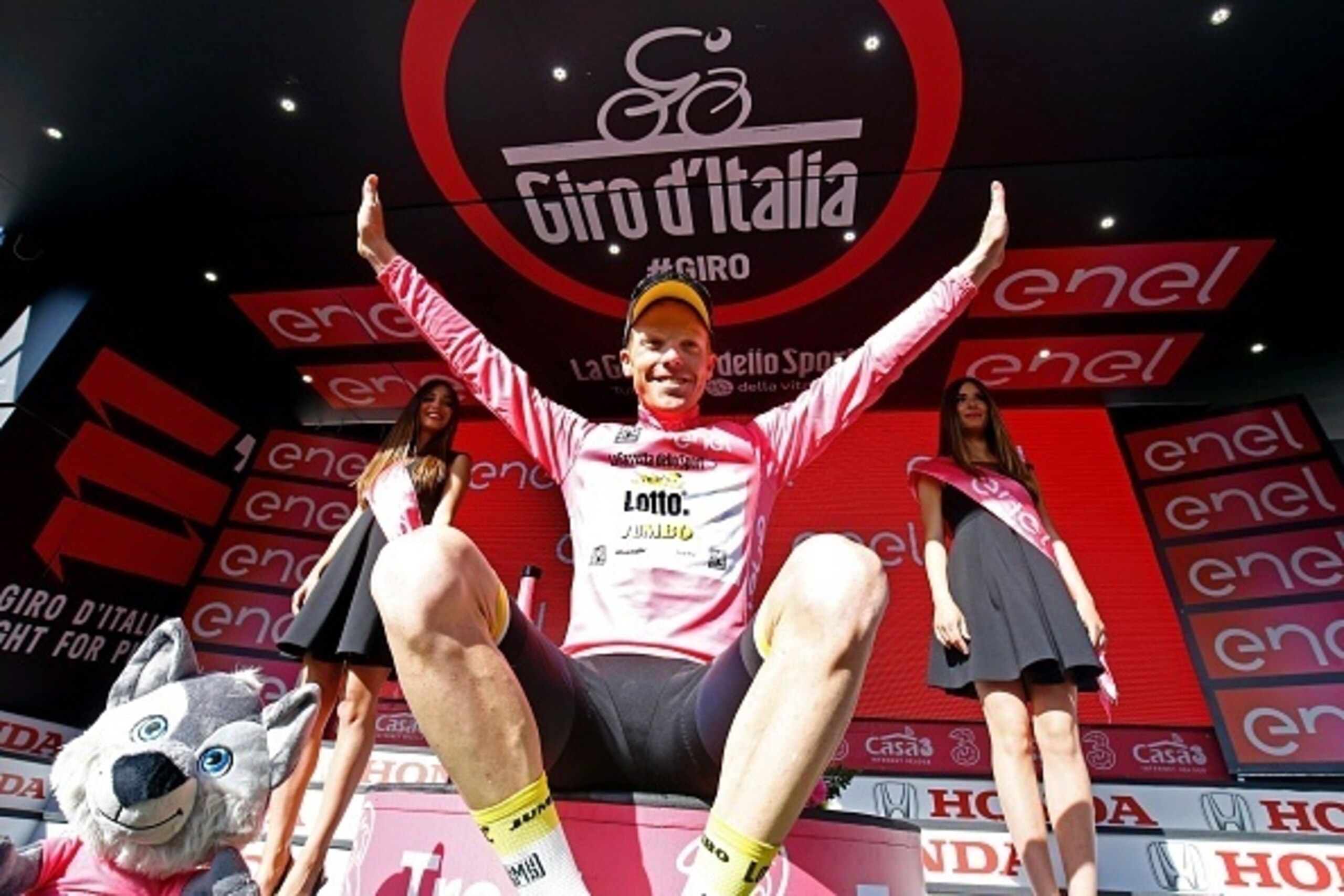 Dutchman Steven Kruijswijk of team Lotto NL celebrates the pink jersey of the overall leader on the podium of the 14th stage of the 99th Giro d'Italia, Tour of Italy, from Farra d'Alpago to Corvara on May 21, 2016.
Colombian Esteban Chaves snatched victor