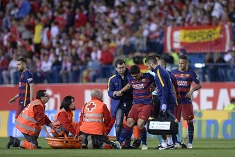 Barcelona's Uruguayan forward Luis Suarez (C) is assited after being injured beside Barcelona's Argentinian forward Lionel Messi during the Spanish 'Copa del Rey' (King's Cup) final match FC Barcelona vs Sevilla FC at the Vicente Calderon stadium in Madri