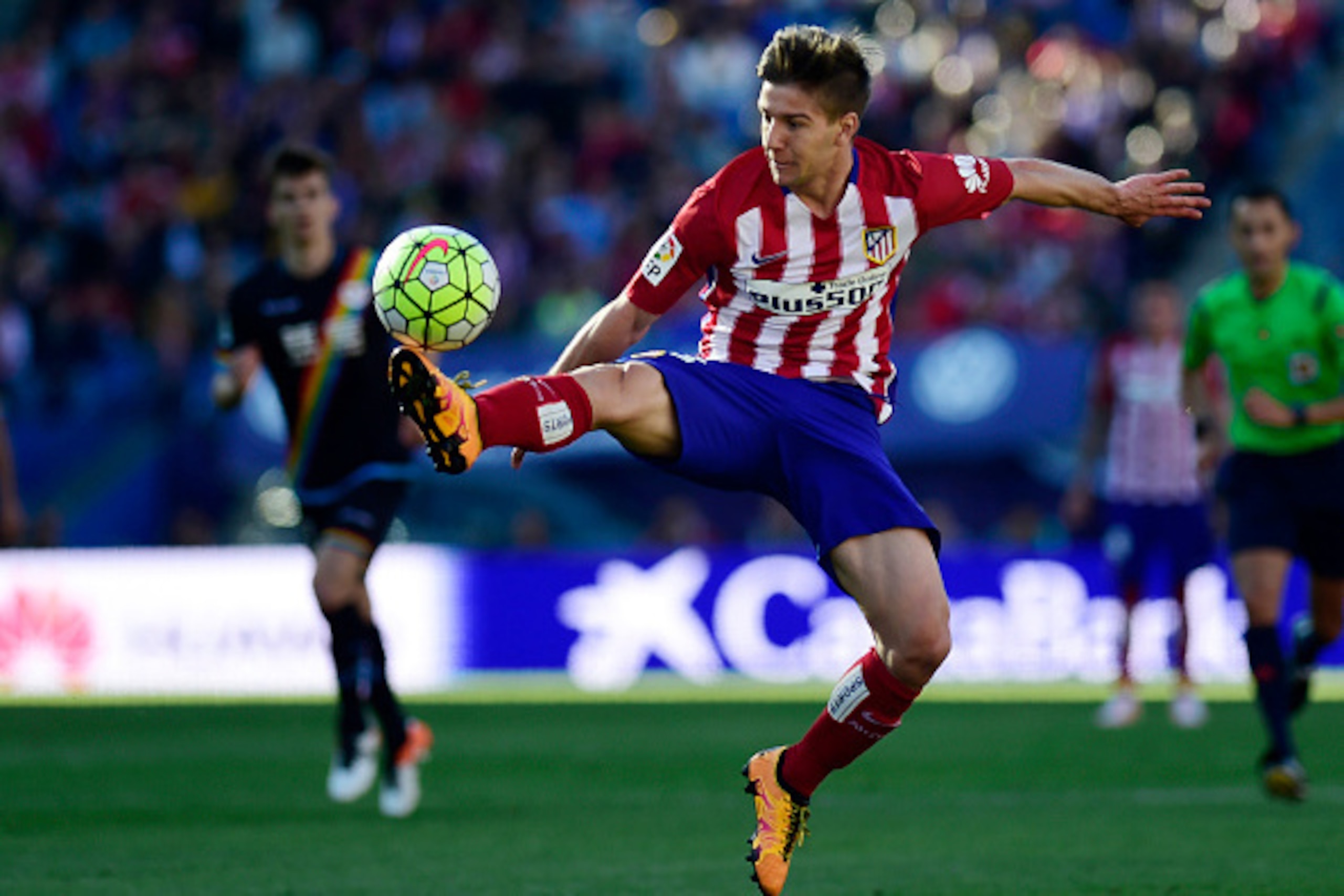 Atletico Madrid's Argentinian forward Luciano Vietto controls the ball during the Spanish league football match Club Atletico de Madrid vs CF Rayo Vallecano at the Vicente Calderon stadium in Madrid on April 30, 2016. / AFP / PIERRE-PHILIPPE MARCOU       