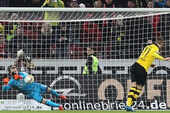 Mainz' goalkeeper Loris Karius (L) saves a penalty shot by Dortmund's striker Marco Reus during the German first division Bundesliga football match FSV Mainz 05 vs Borussia Dortmund in Mainz, western Germany, on October 16, 2015.    AFP PHOTO / DANIEL ROL