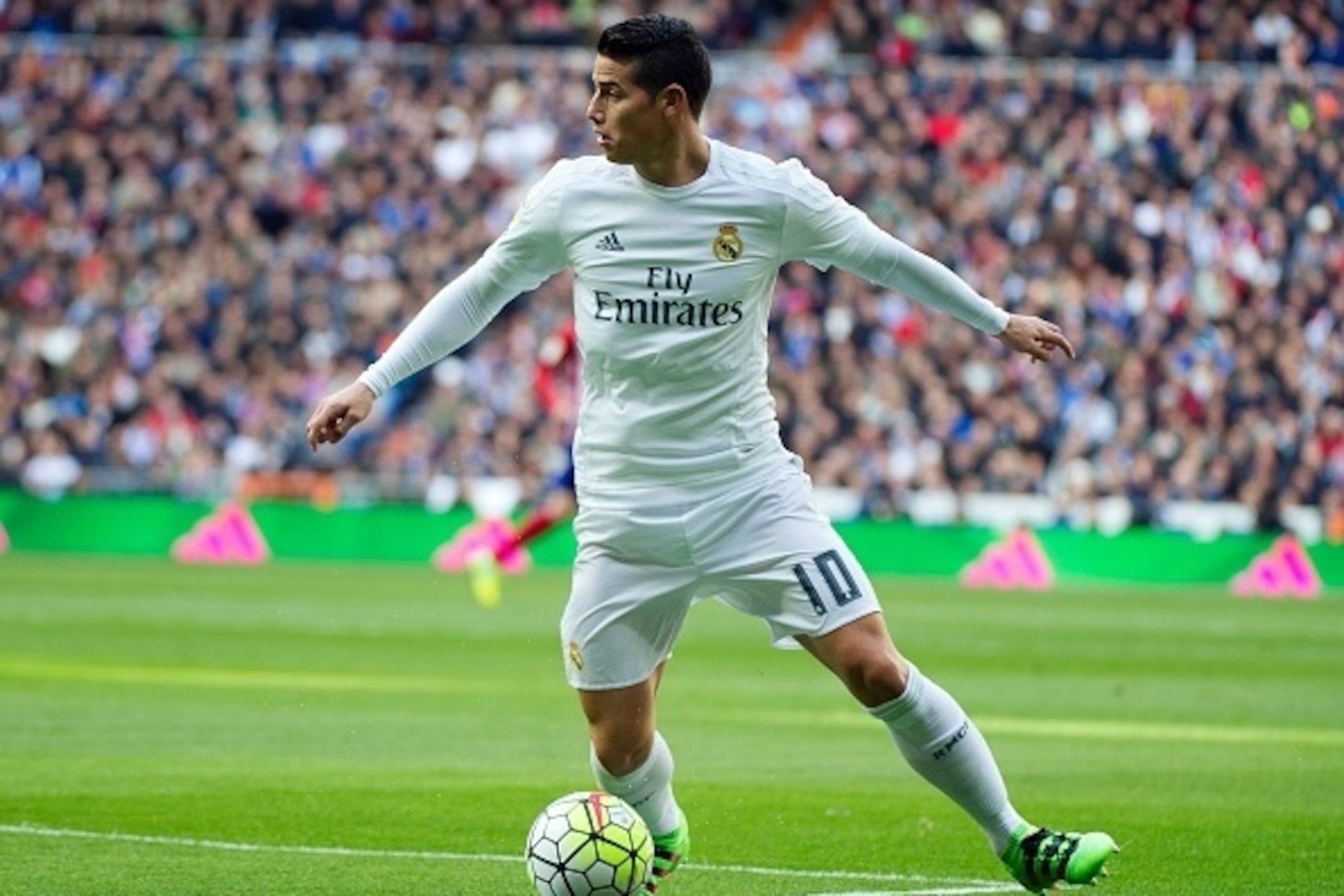Real Madrid's Colombian midfielder James Rodriguez controls the ball during the Spanish league football match Real Madrid CF vs Club Atletico de Madrid at the Santiago Bernabeu stadium in Madrid on February 27, 2016. / AFP / CURTO DE LA TORRE        (Phot