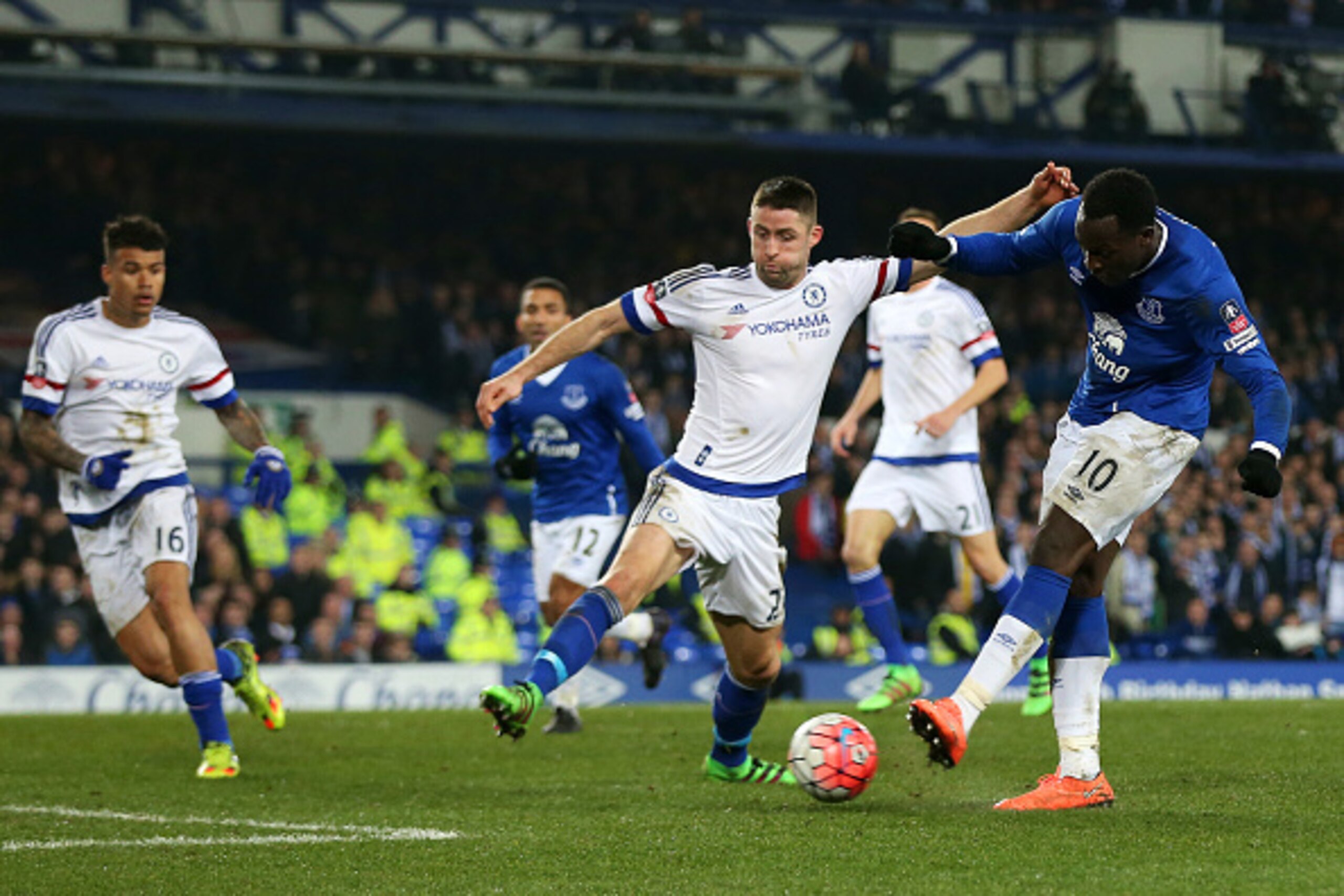 LIVERPOOL, ENGLAND - MARCH 12:  Romelu Lukaku of Everton scores his team's first goal during the Emirates FA Cup sixth round match between Everton and Chelsea at Goodison Park on March 12, 2016 in Liverpool, England.  (Photo by Chris Brunskill/Getty Image
