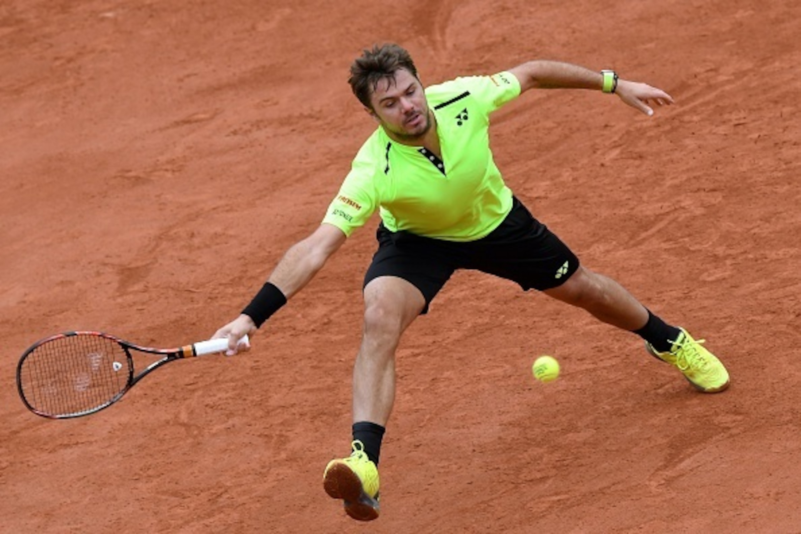 Switzerland's Stanislas Wawrinka returns the ball to Czech Republic's Lukas Rosol during the men's first round match at the Roland Garros 2016 French Tennis Open in Paris on May 23, 2016. / AFP / MIGUEL MEDINA        (Photo credit should read MIGUEL MEDIN