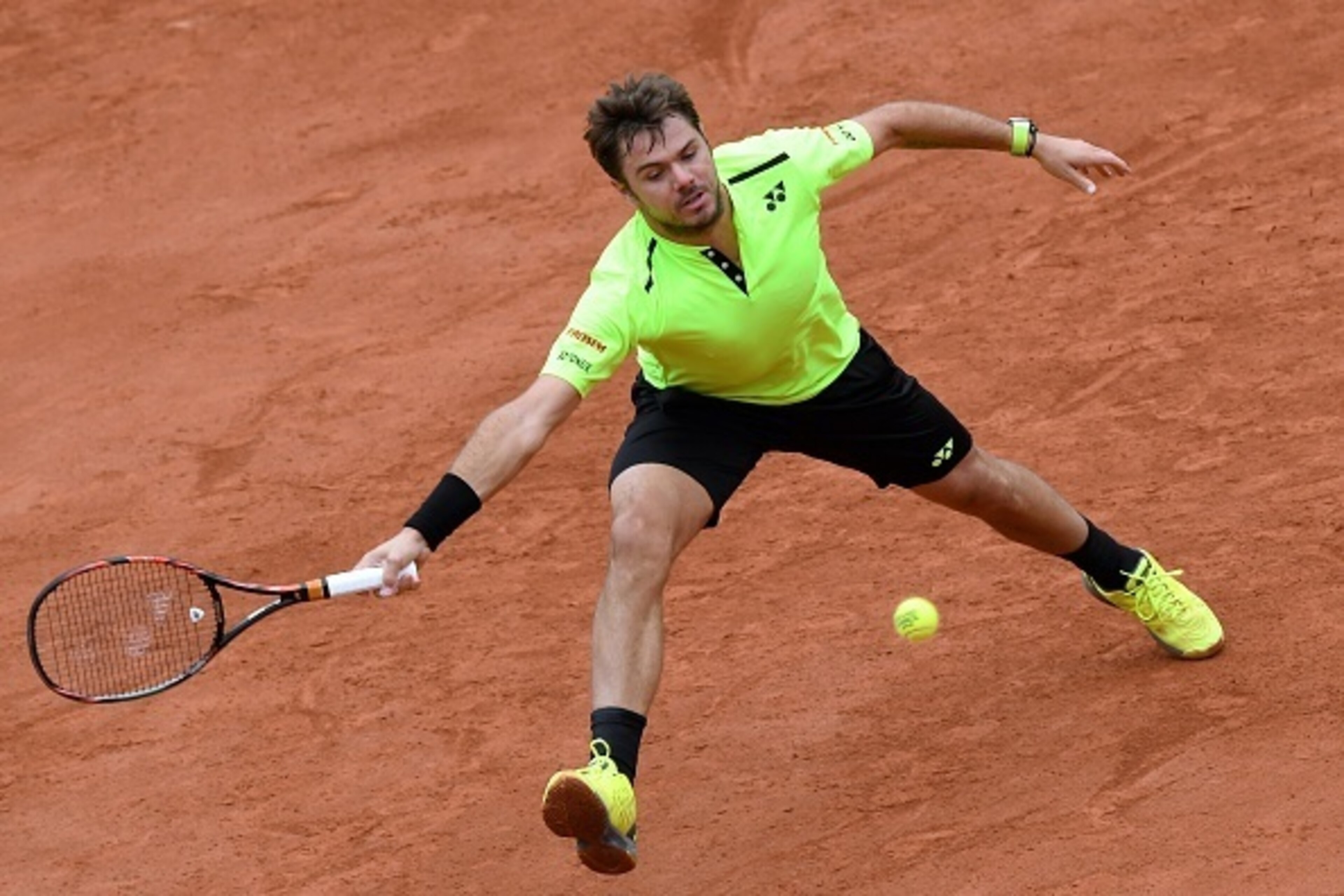 Switzerland's Stanislas Wawrinka returns the ball to Czech Republic's Lukas Rosol during the men's first round match at the Roland Garros 2016 French Tennis Open in Paris on May 23, 2016. / AFP / MIGUEL MEDINA        (Photo credit should read MIGUEL MEDIN