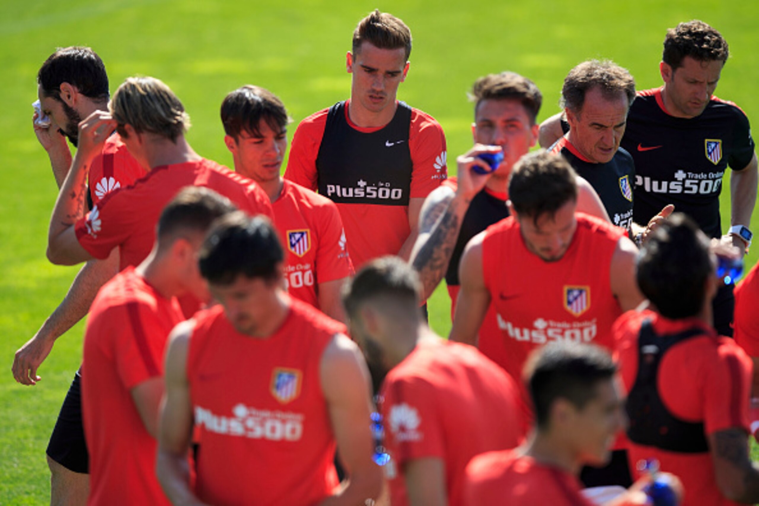 MADRID, SPAIN - MAY 21: Antoine Griezmann  of Atletico de Madrid gestures behind his teammates during the training session during the Club Atletico de Madrid Open Media Day ahead of the UEFA Champions League Final match against Real Madrid CF on May 21, 2